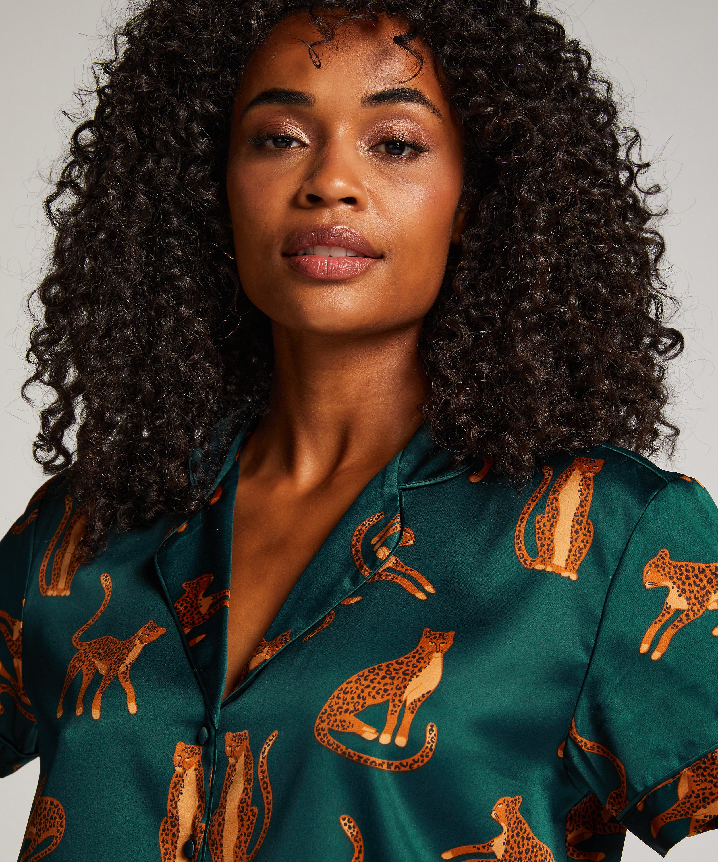 Kortermet jakke i sateng, Gr&oslash;nn, main