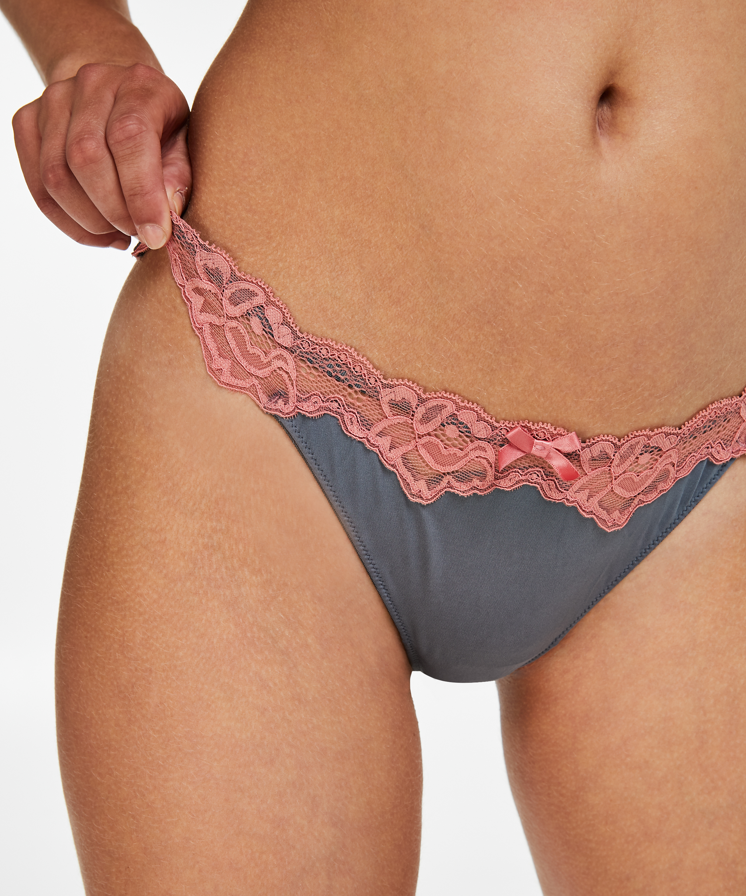 G-streng Secret Lace, Gr&aring;, main
