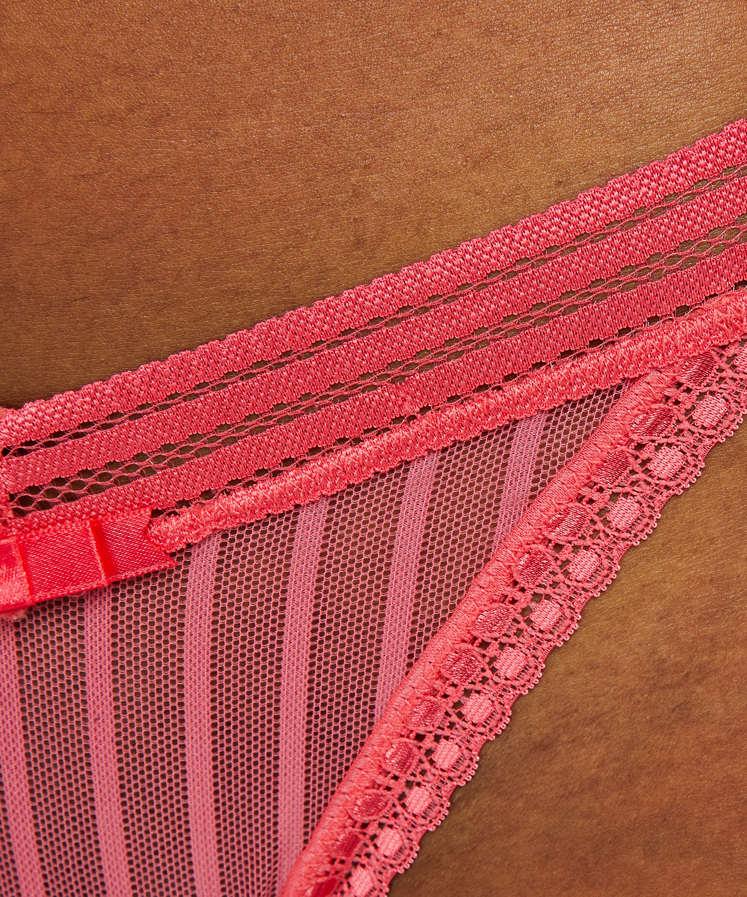 Kira Low Thong, R&oslash;d, main