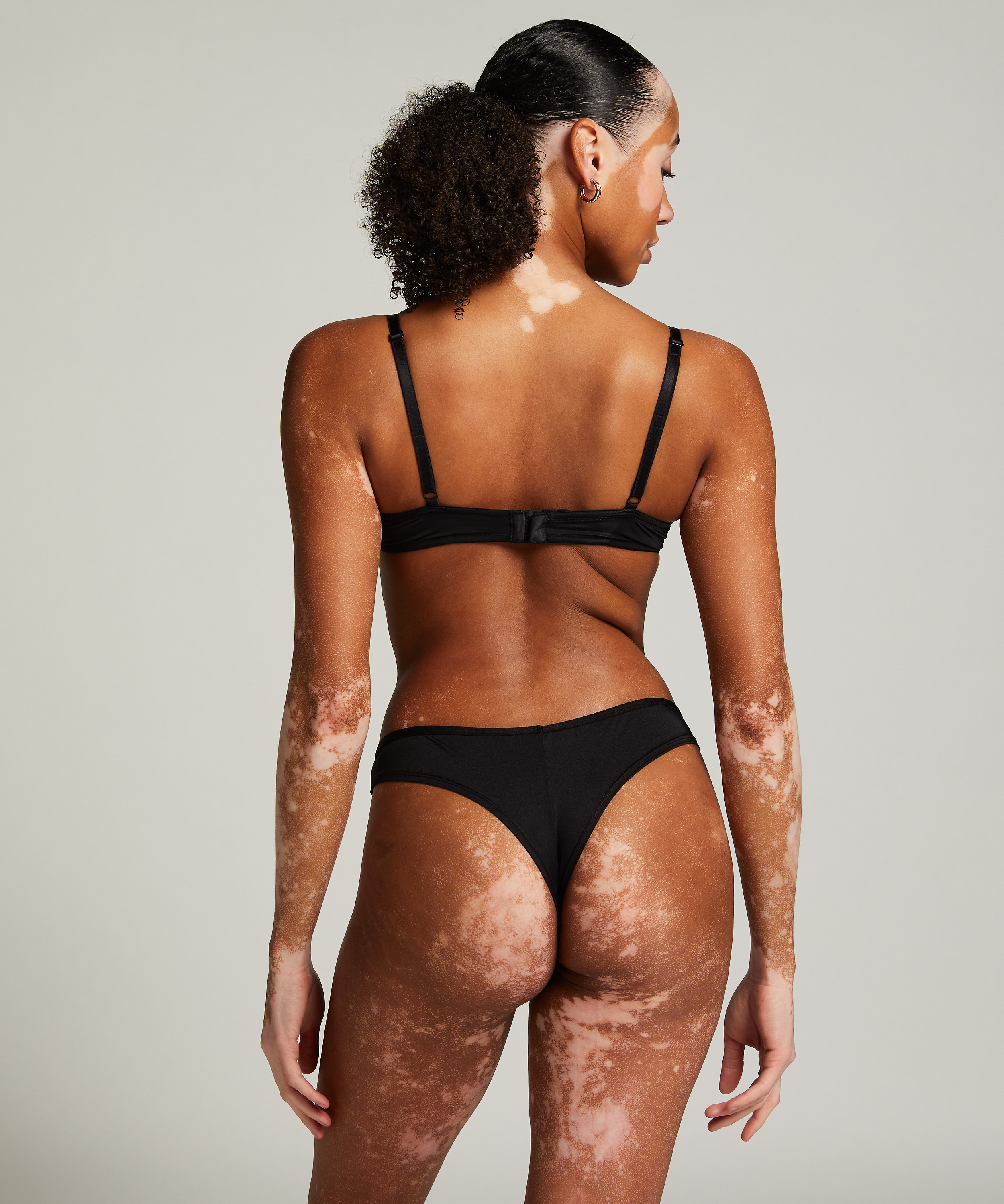 Cheekini Gunila, Svart, main