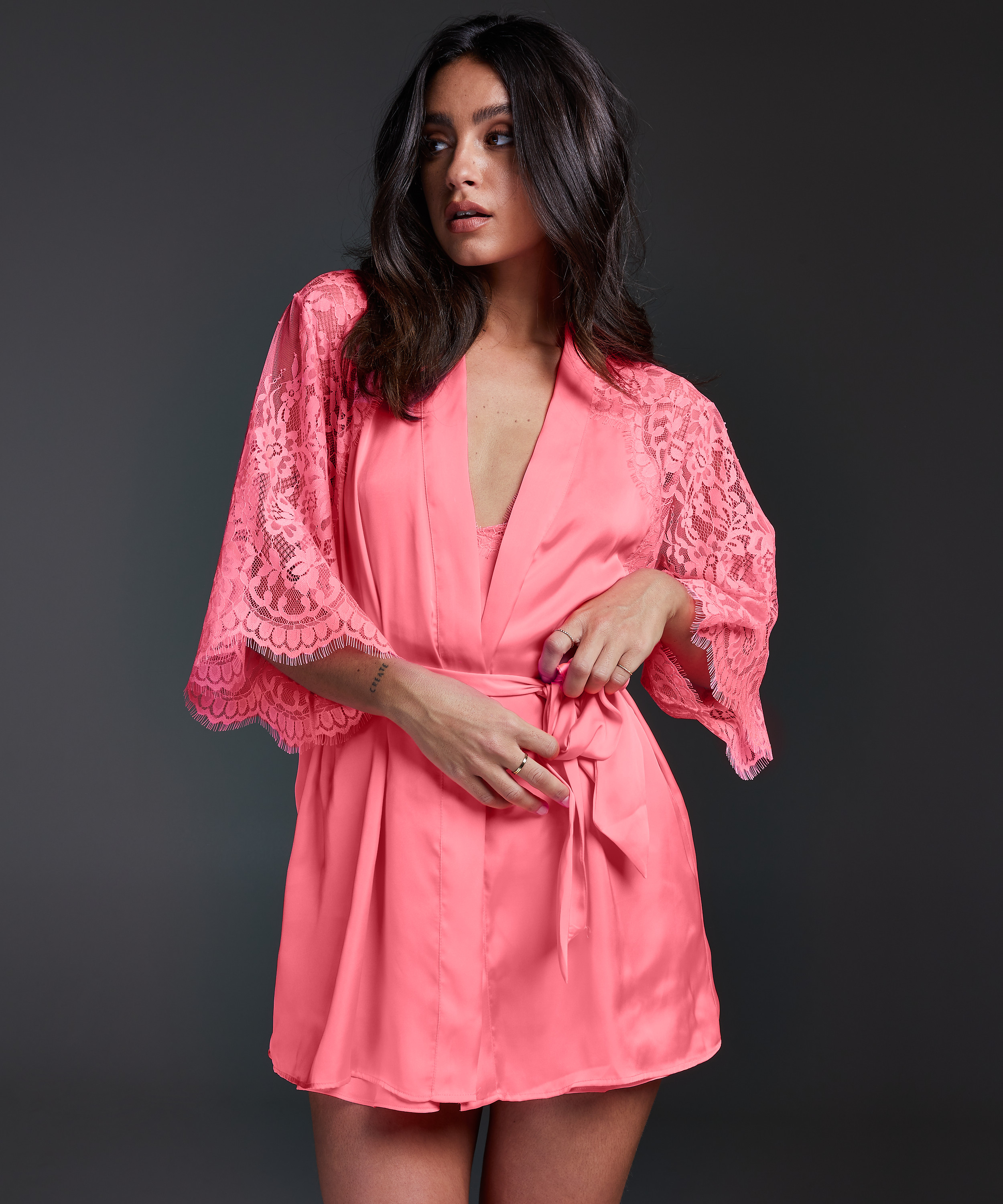 Jennifer kimono, Rosa, main