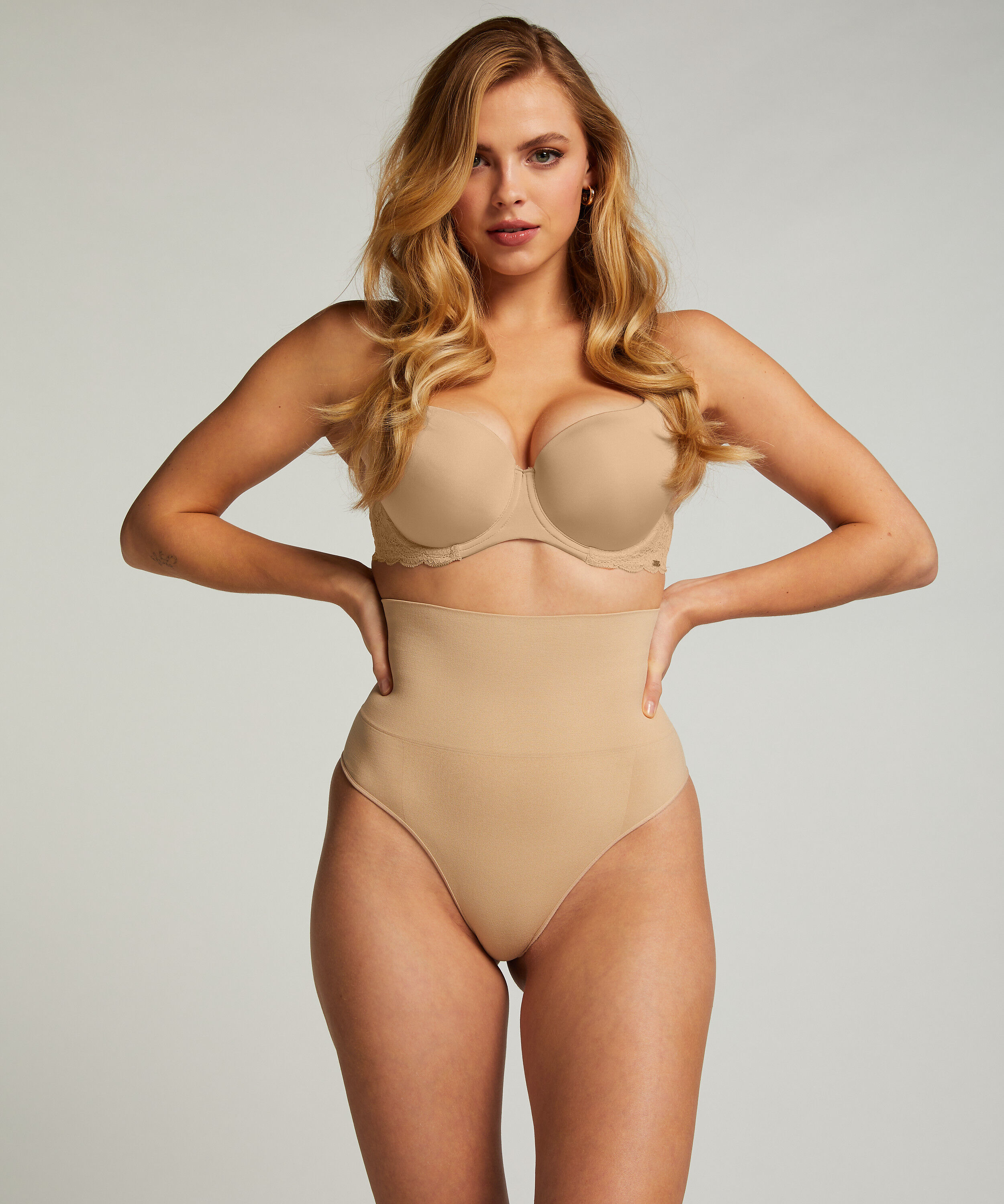 Strammende høylivet thong, Beige