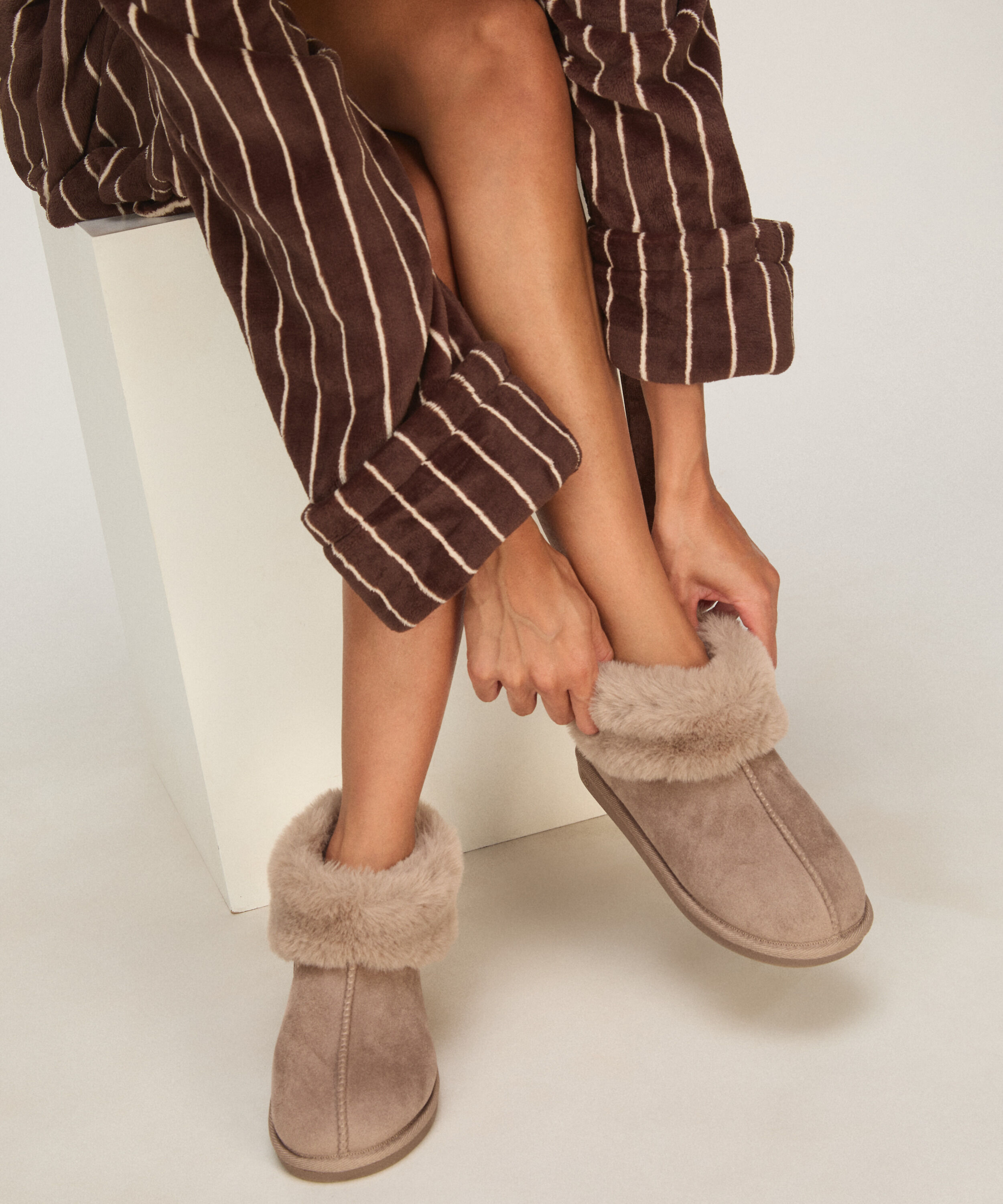 Tøfler Boot Faux Suede, Grå Tøfler Boot Faux Suede, Grå