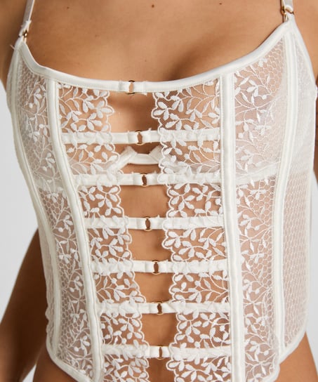 Kristina Bustier, Hvit