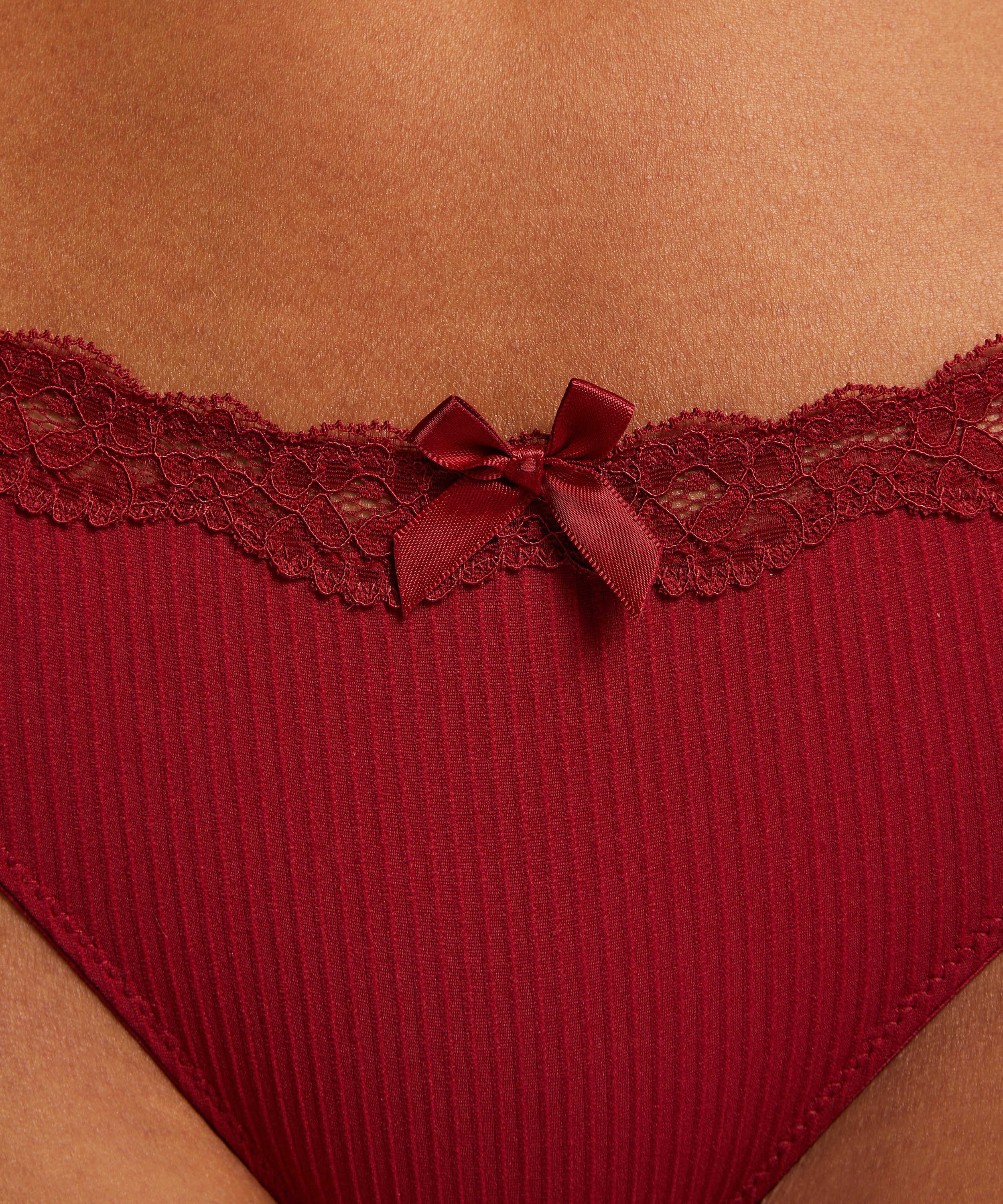 G-streng Lola, Rød, main