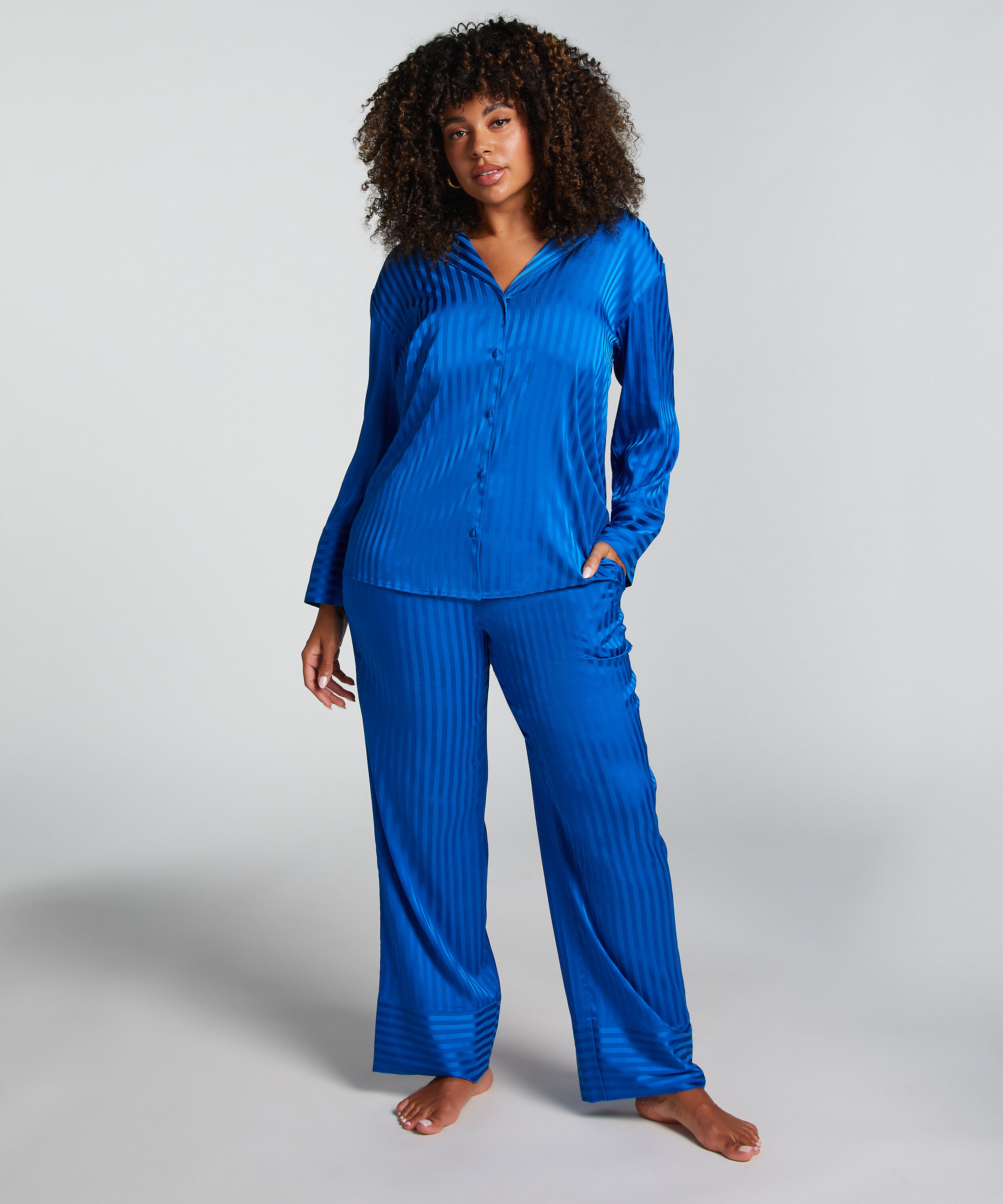 Langermet jakke i sateng, Bl&aring;