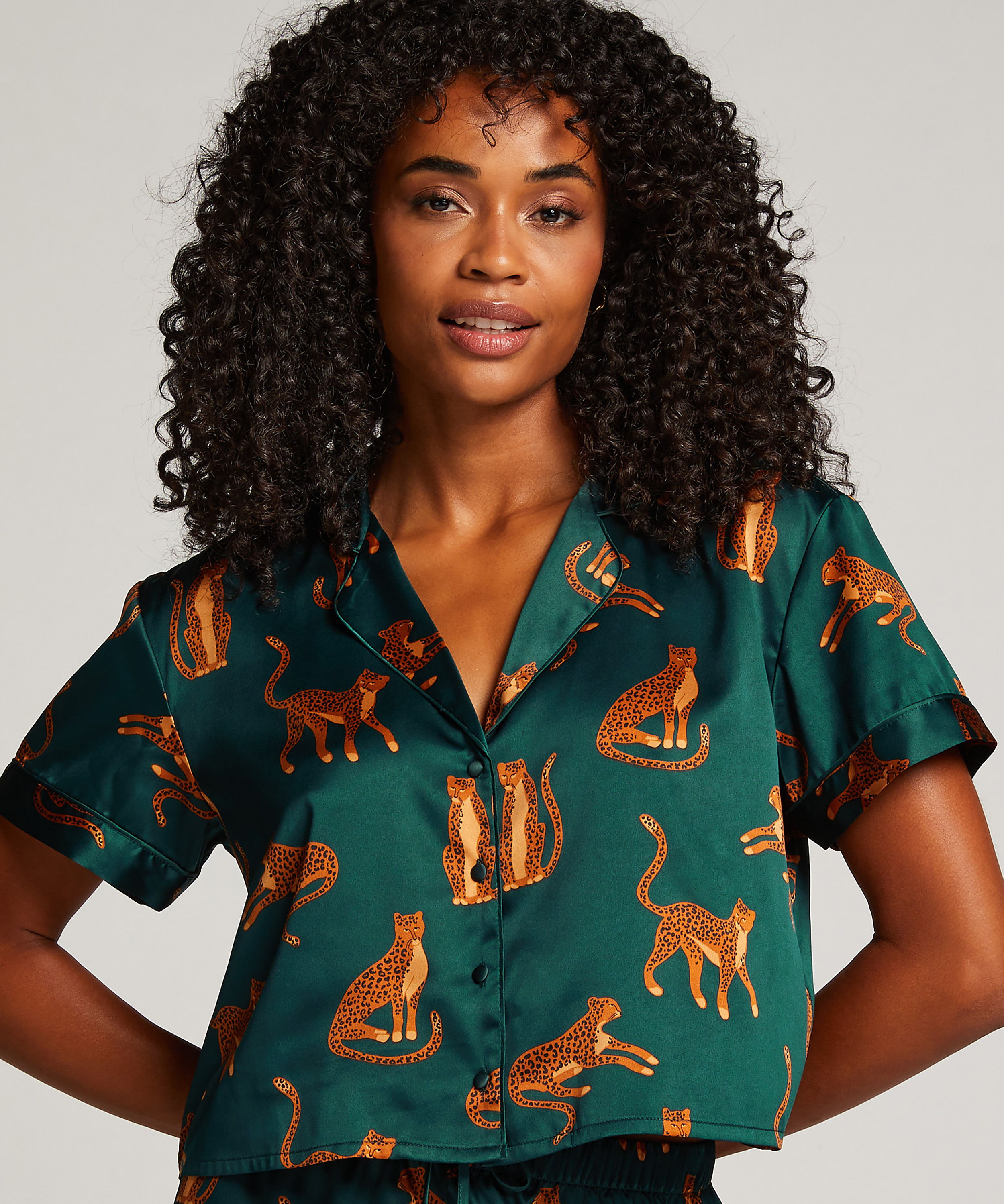 Kortermet jakke i sateng, Gr&oslash;nn, main