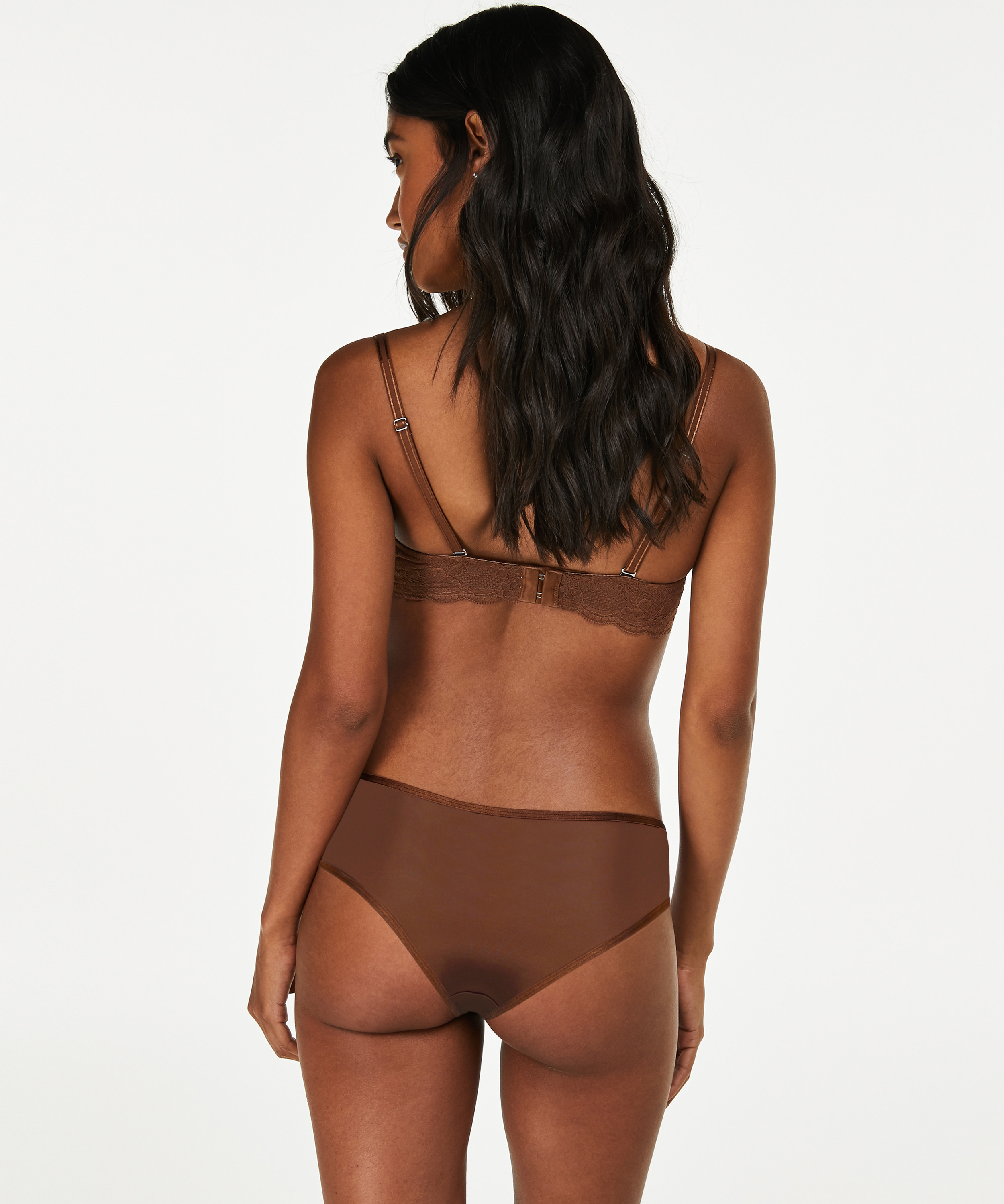 Angie Brazilian, Brun, main