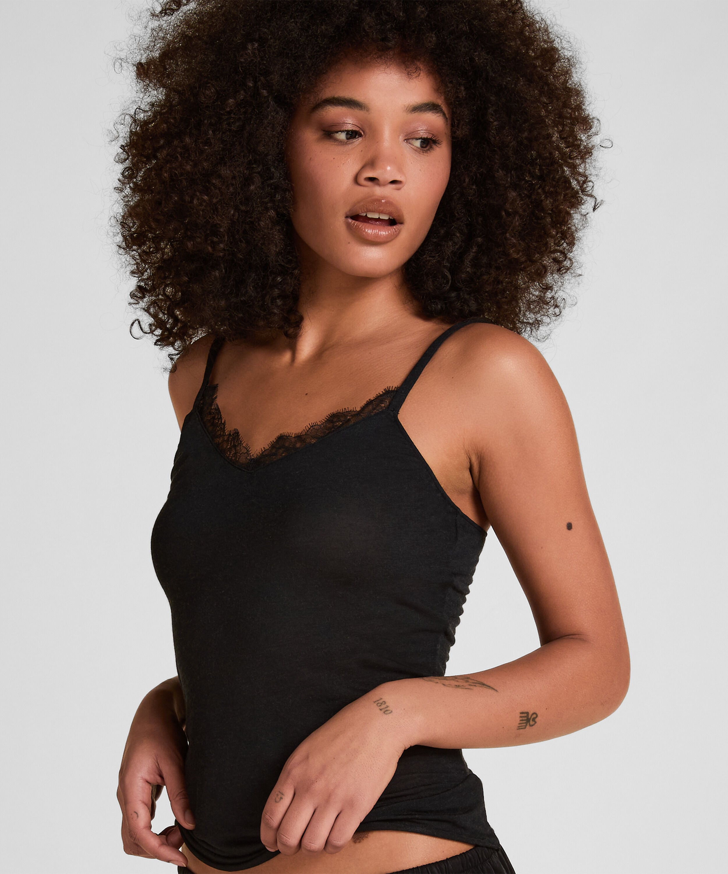 super soft V-hals cami med blonder og cashmere, Svart super soft V-hals cami med blonder og cashmere, Svart