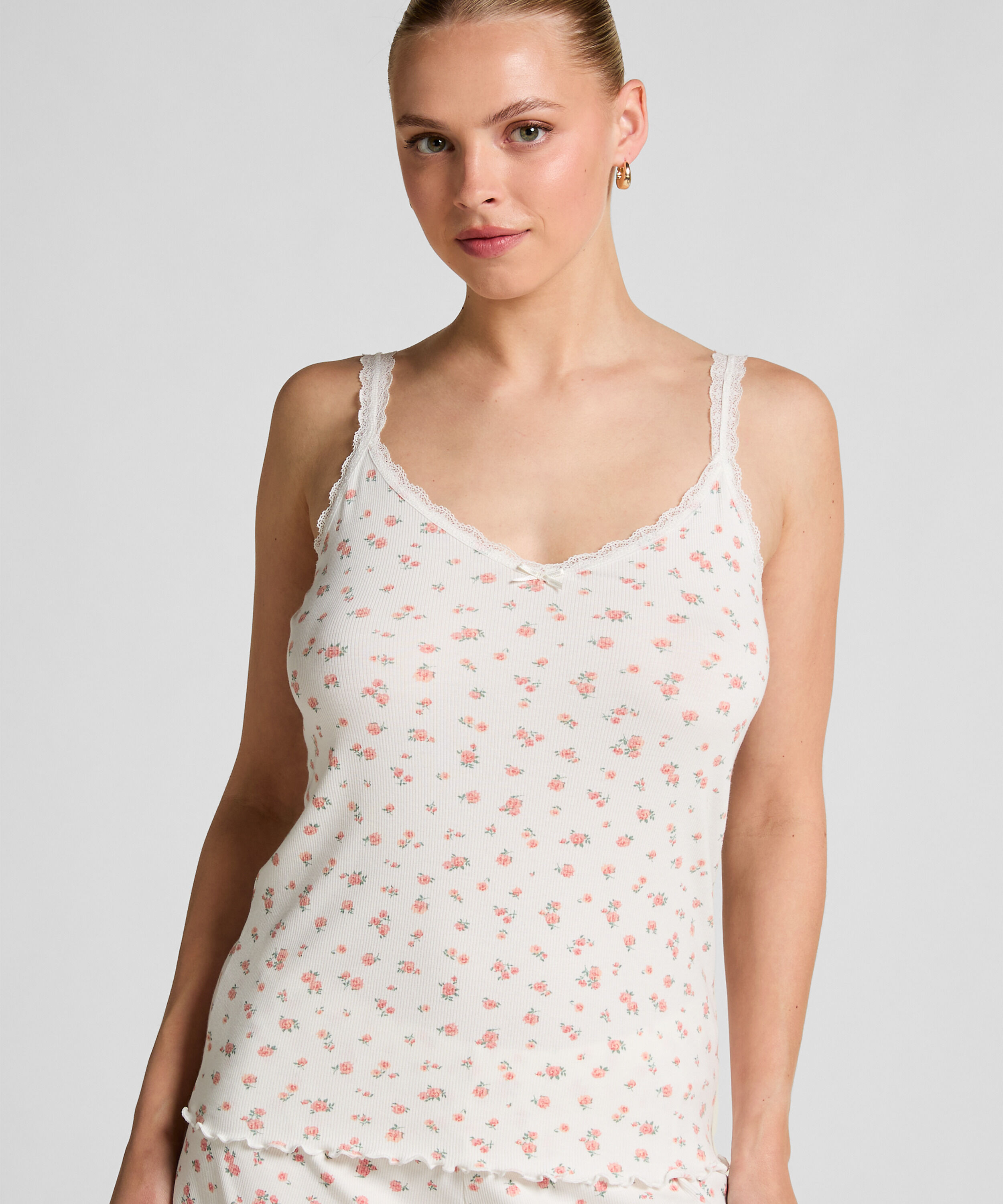 Ribbestrikket cami med blonder