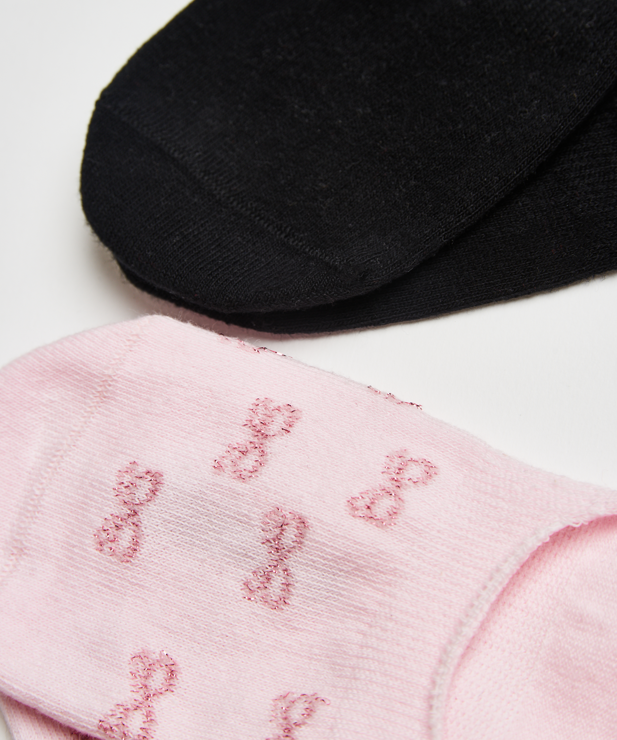 To par sokker, Rosa, main