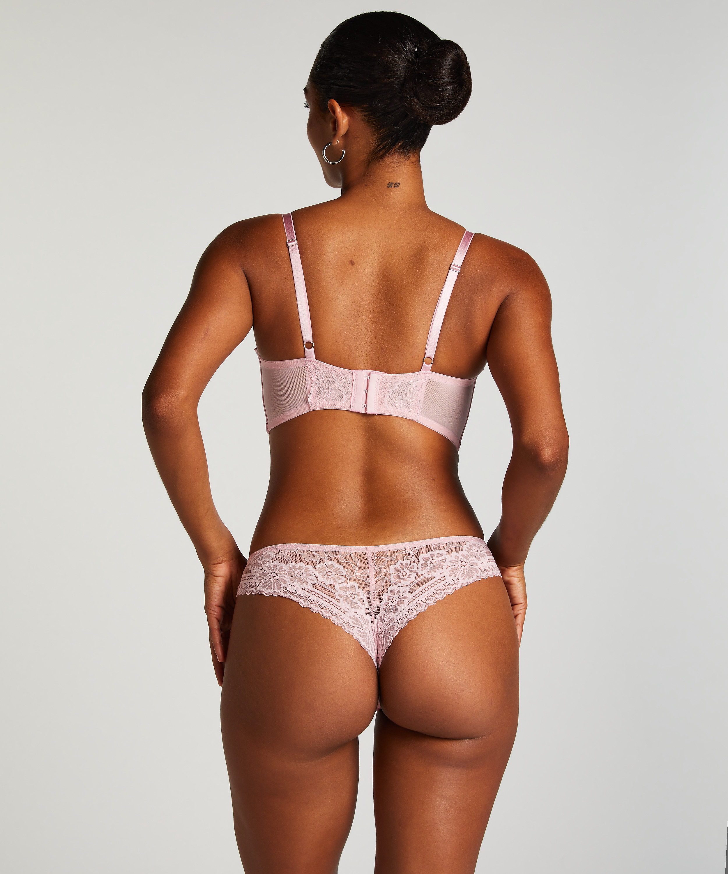 Brasiliansk truse Maggie, Rosa, main