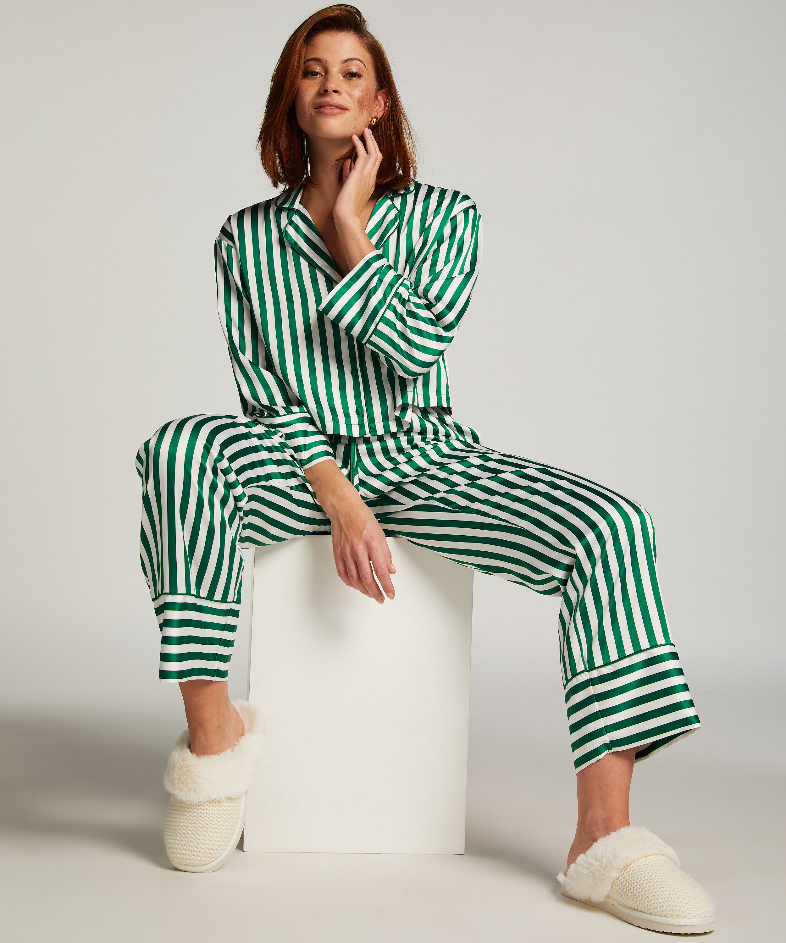 Langermet jakke i sateng, Gr&oslash;nn