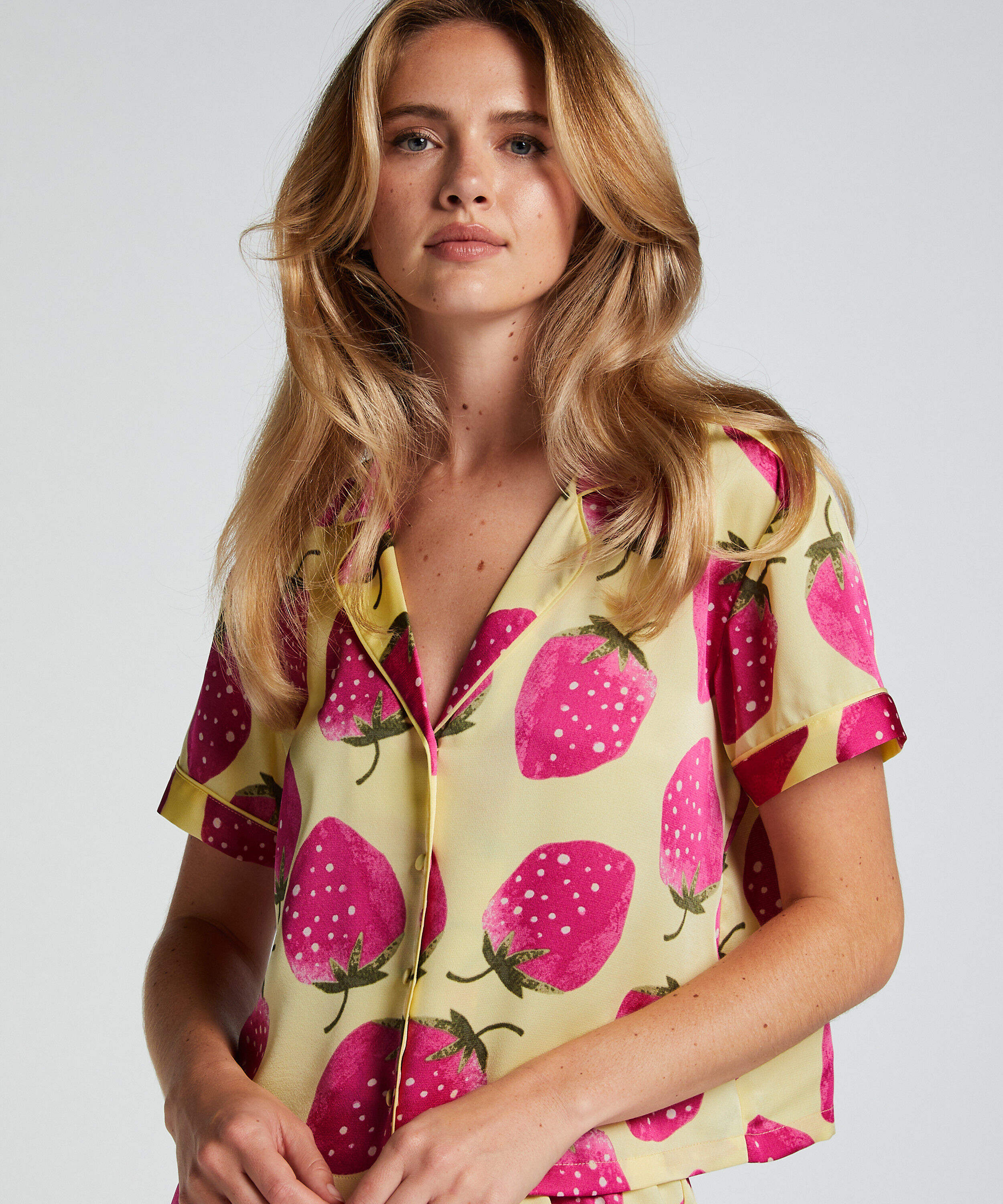 Kortermet jakke i sateng, Gul