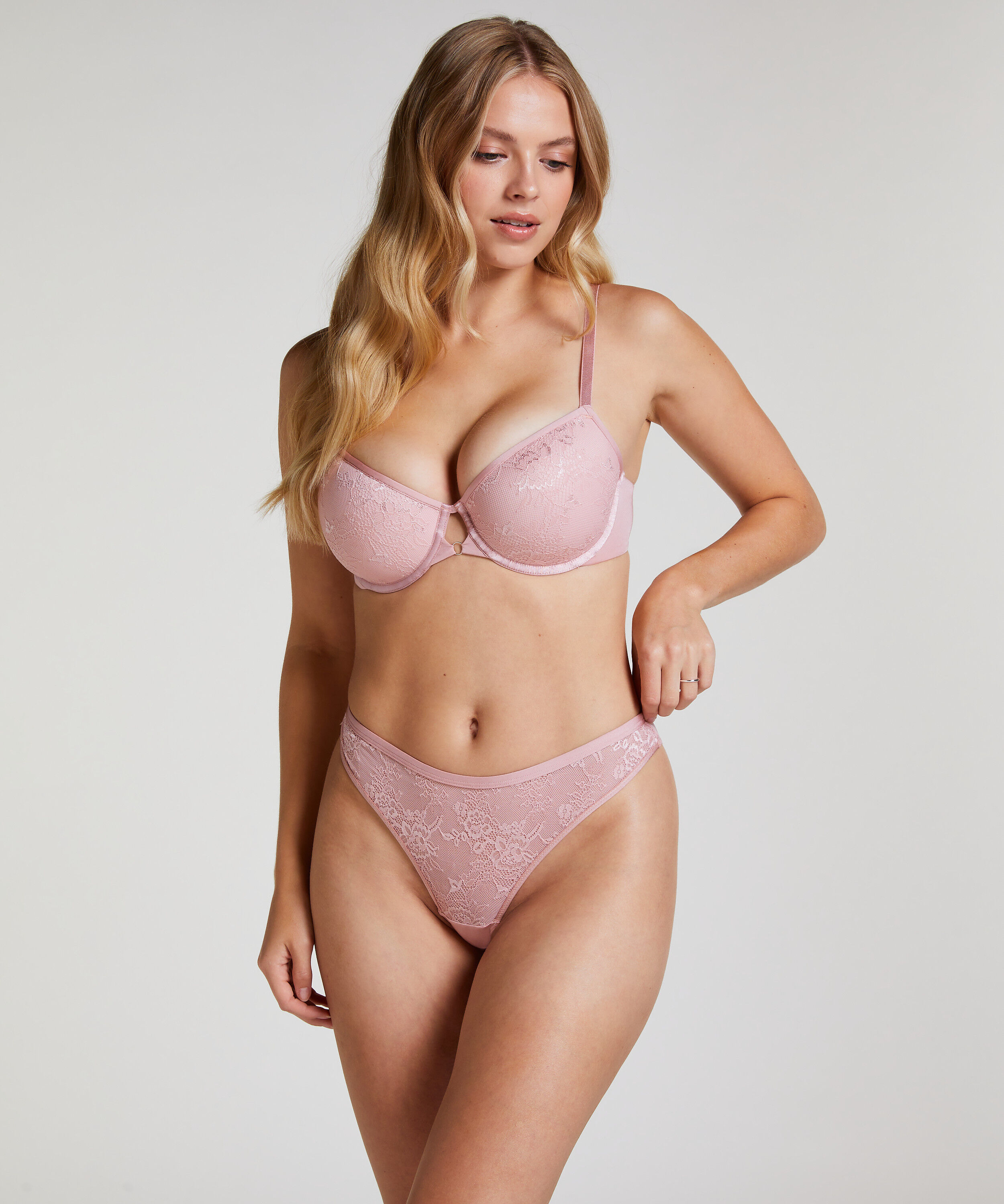 G-streng Lea, Rosa