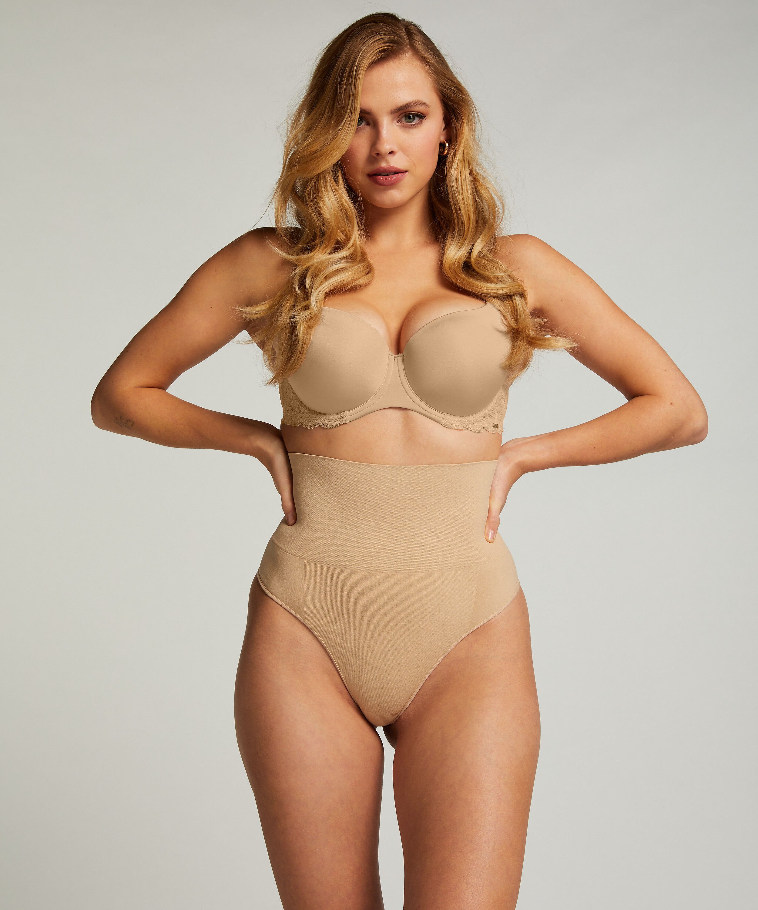 Strammende h&oslash;ylivet thong, Beige