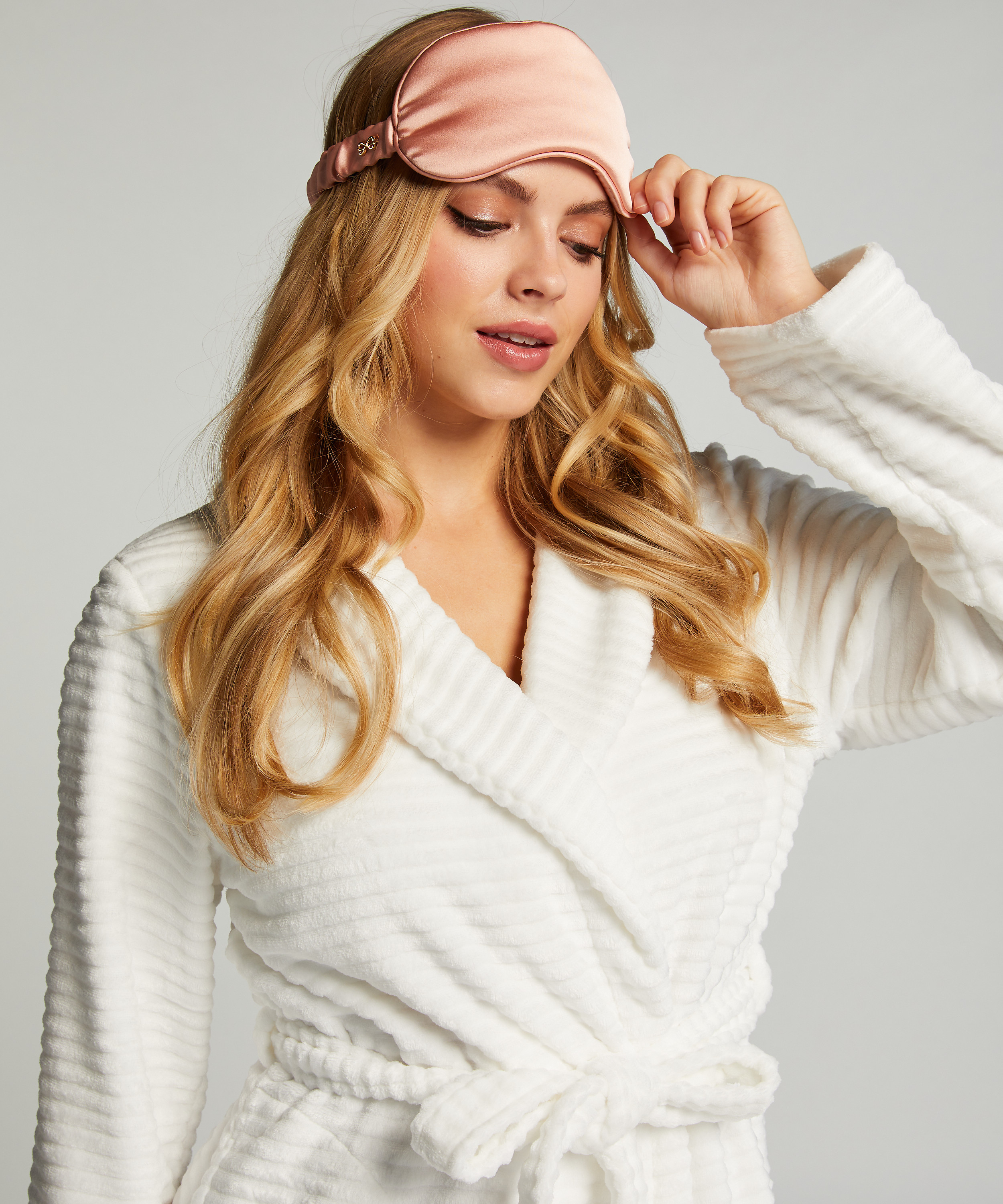 Sovemaske, Rosa, main