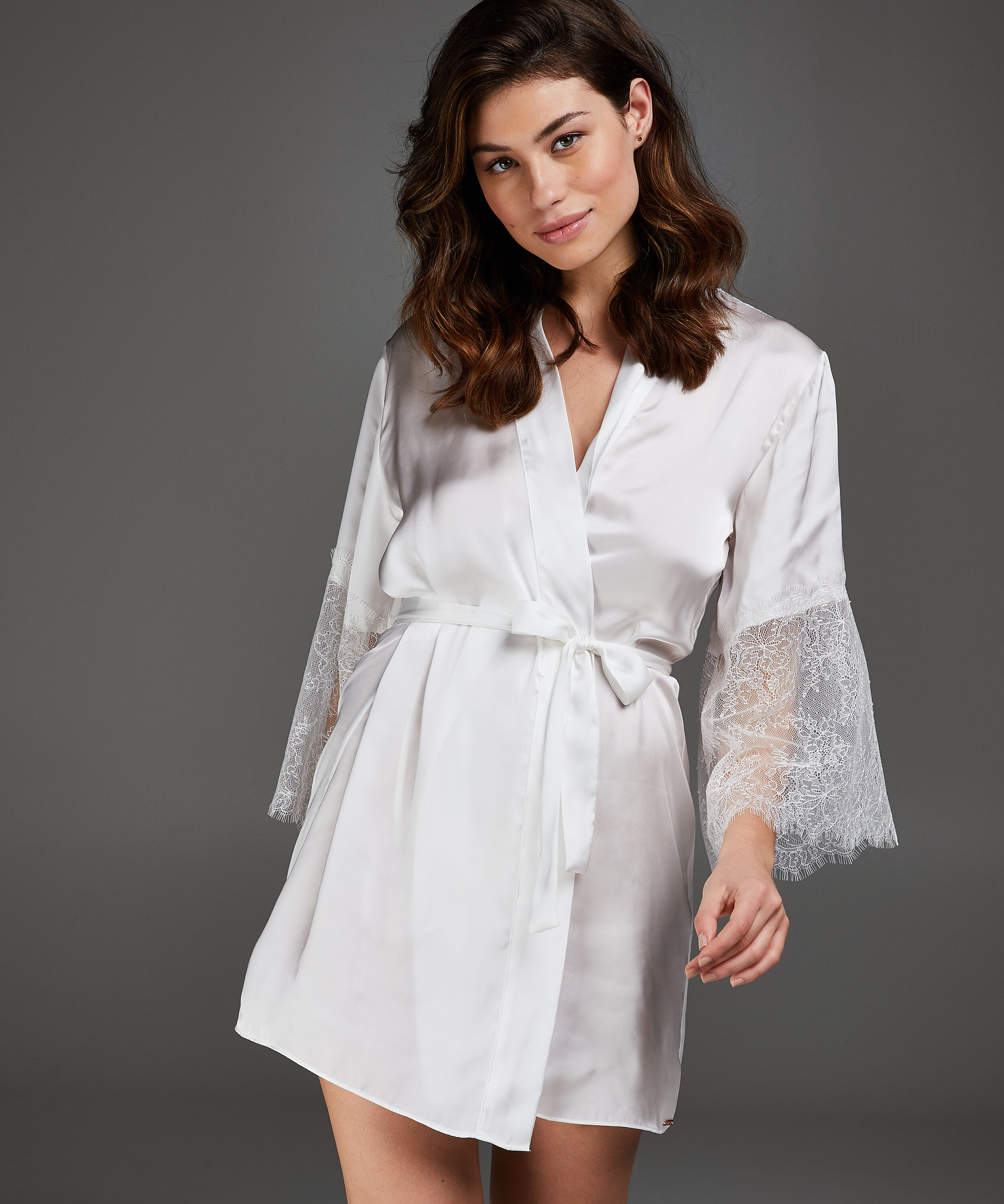 Lily satengkimono, Hvit