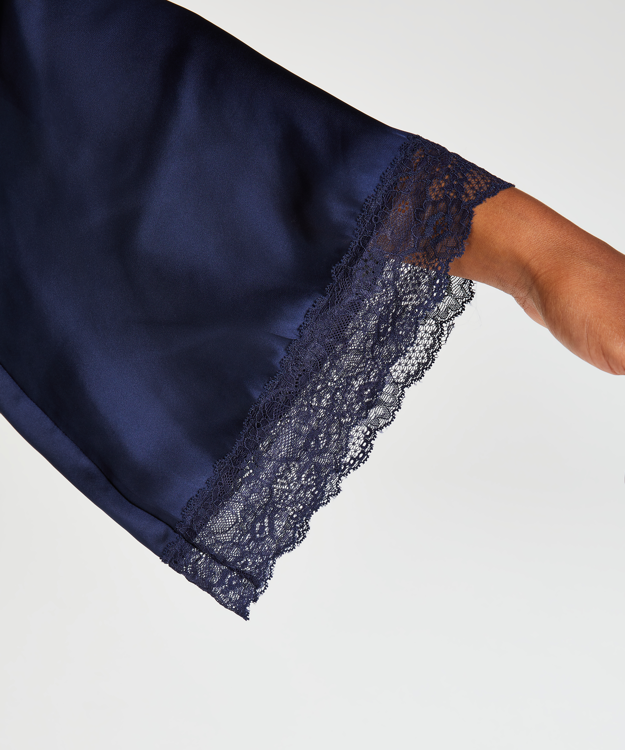 Petite Meili satengkimono, Bl&aring;, main