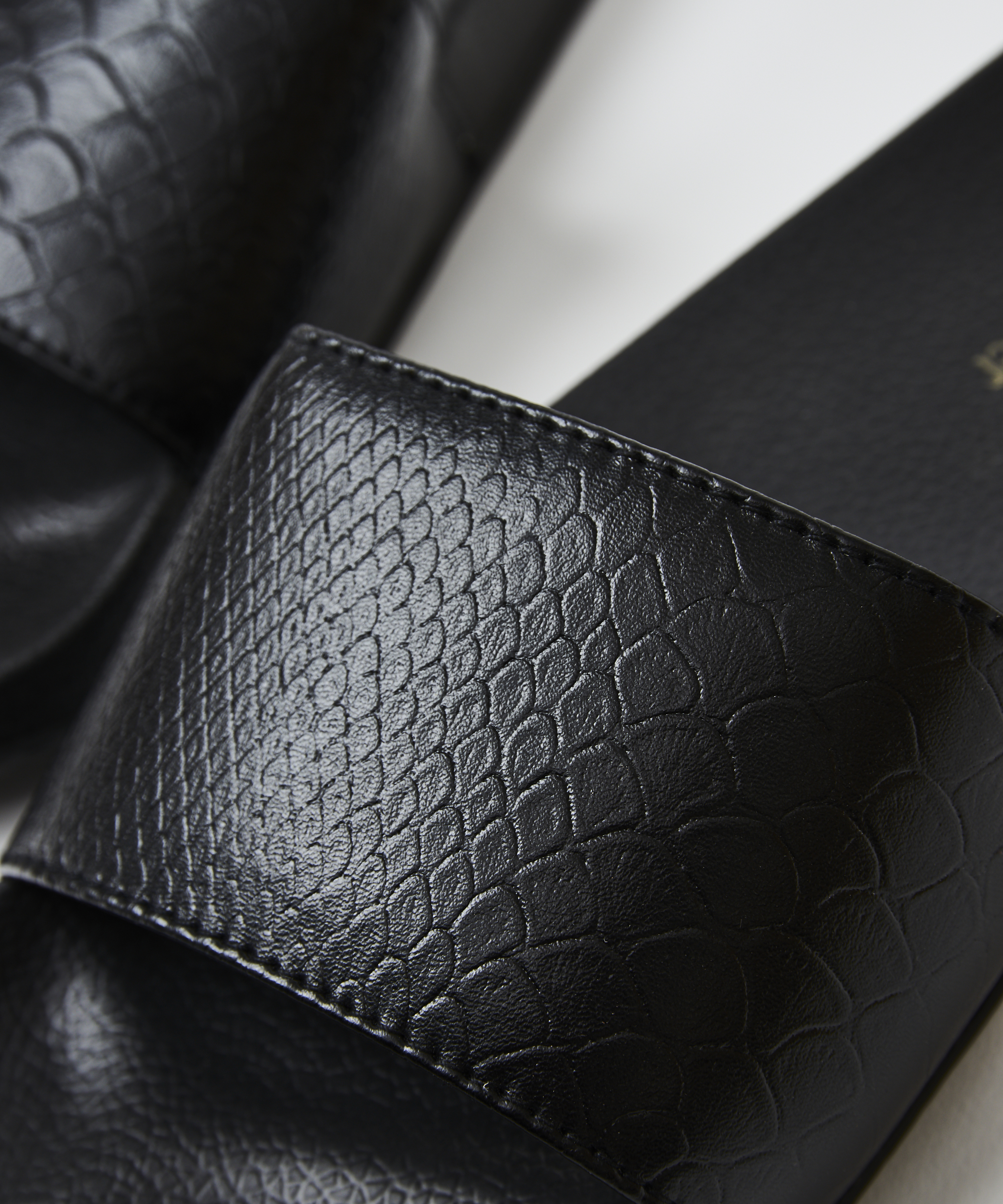 Slippers med slangemønster, Svart, main