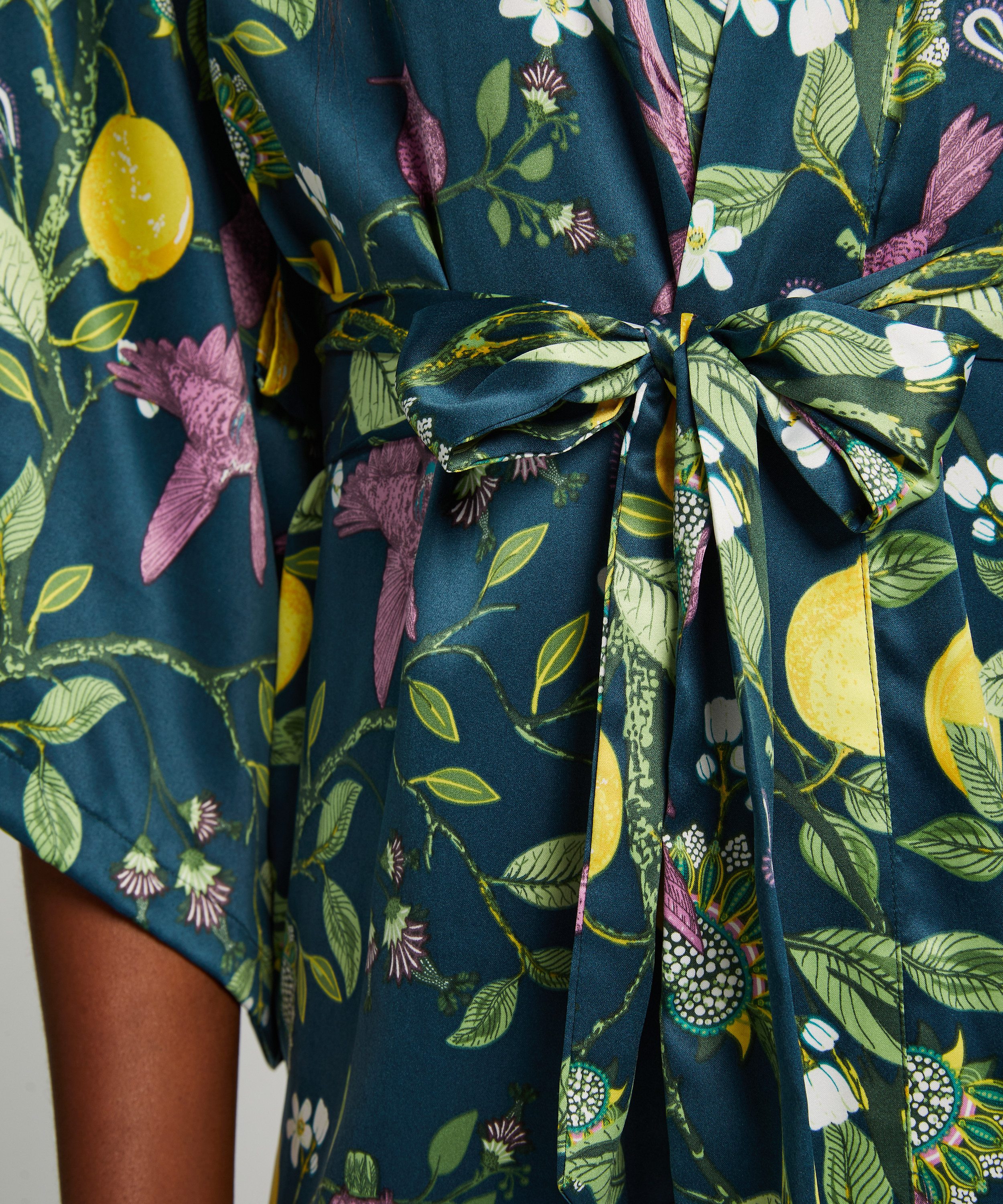 Kimono Satin, Bl&aring;, main