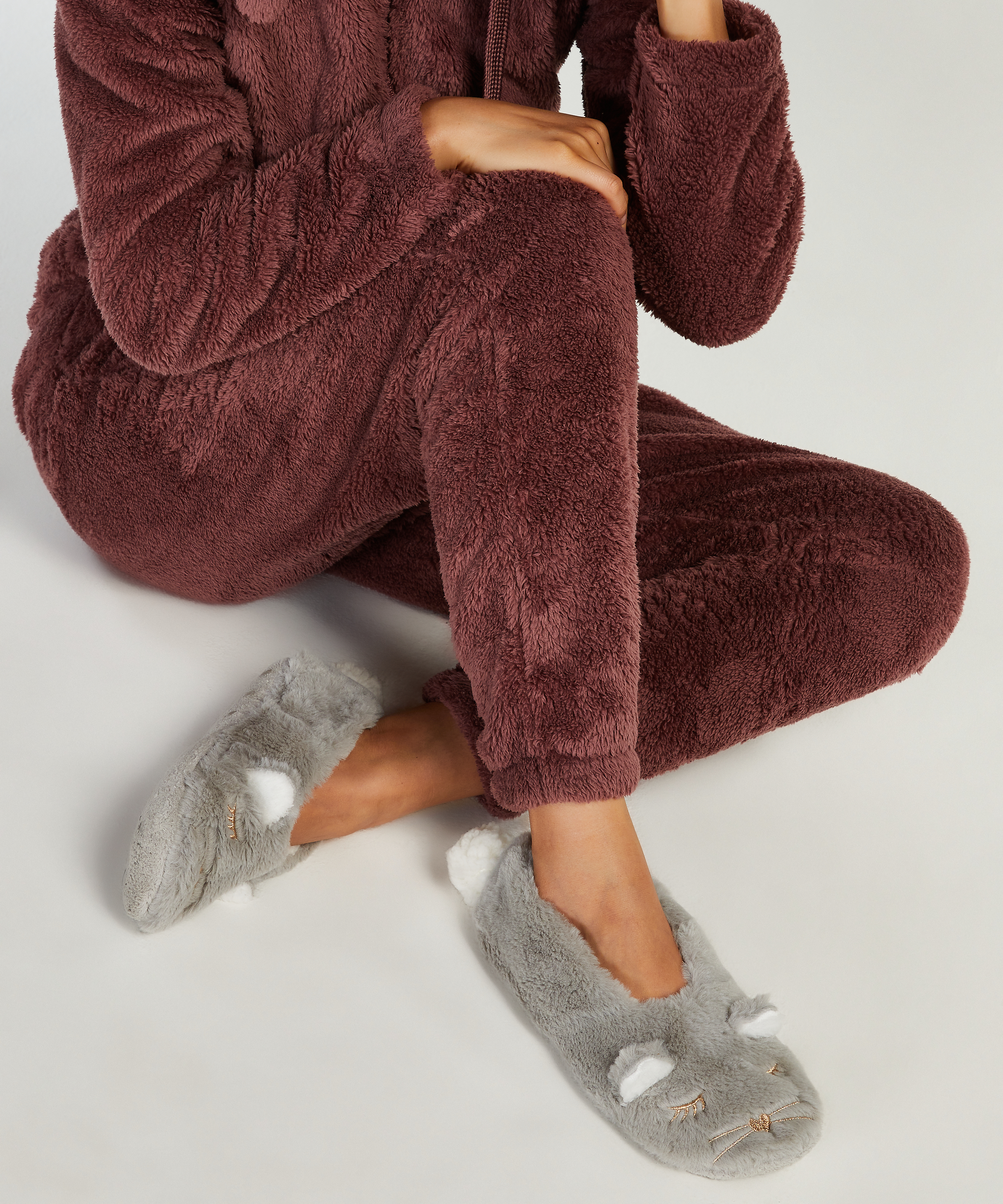 Slippers, Gr&aring;, main