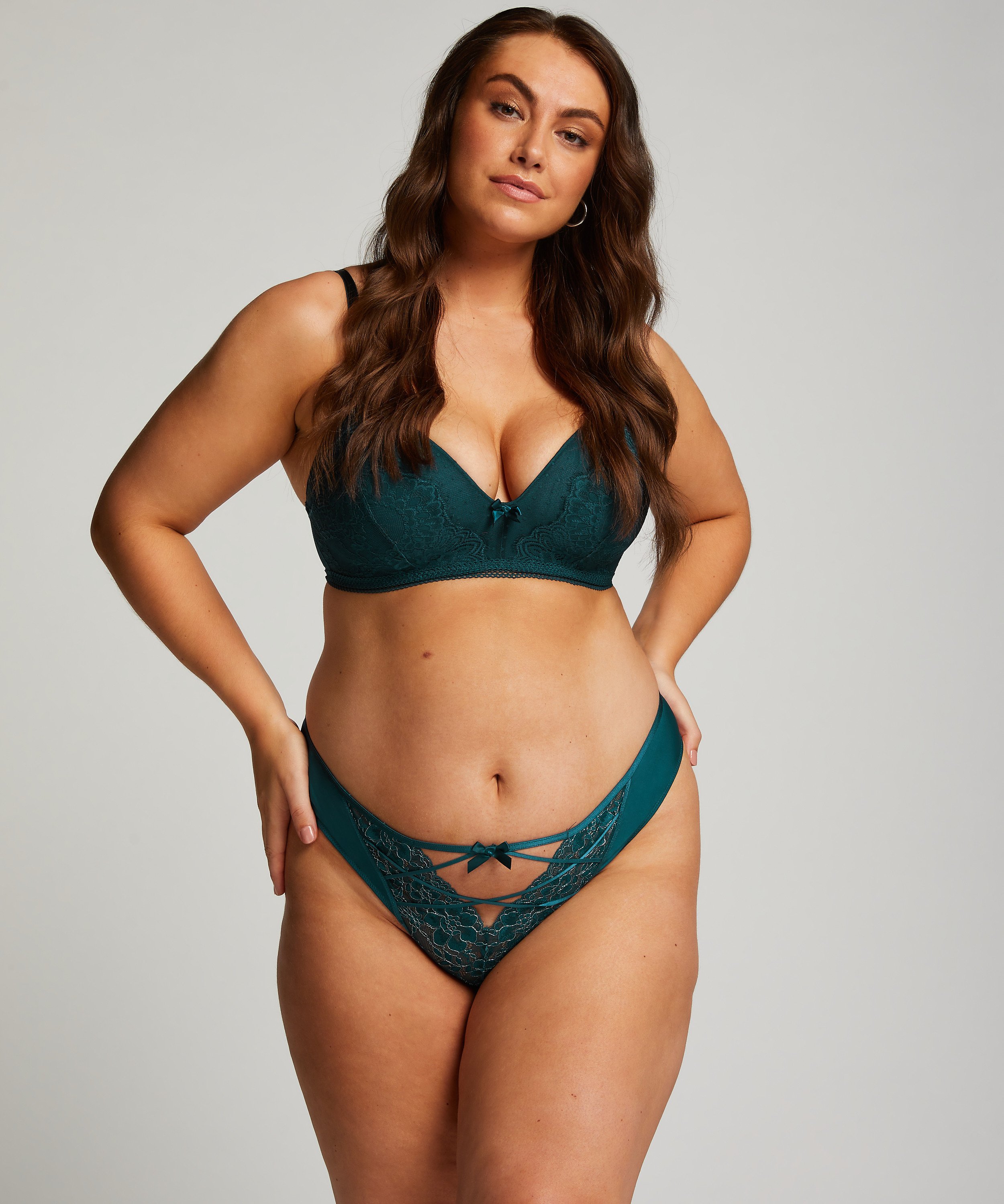 String truser Bisi, Bl&aring;, main