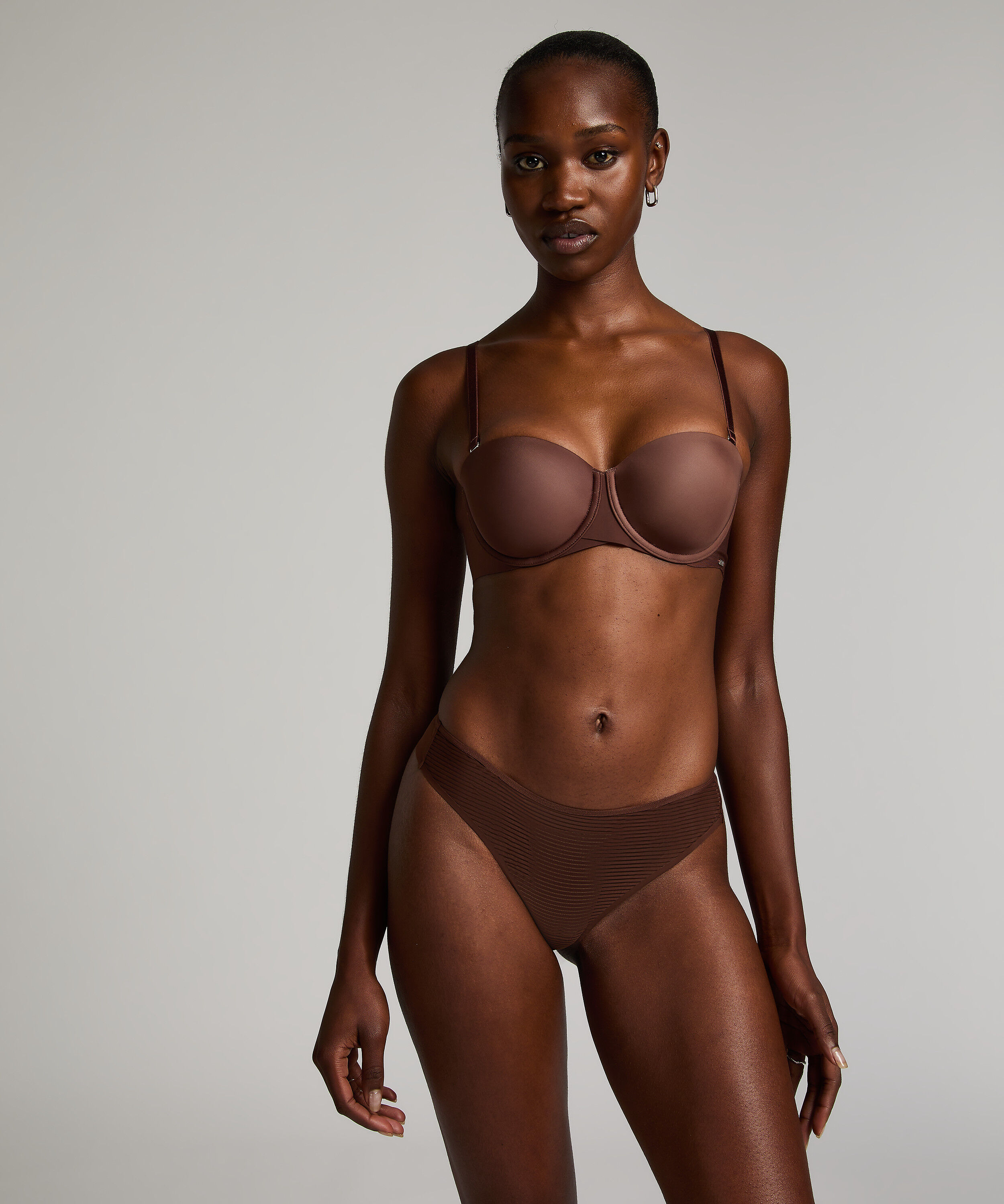 Usynlig thong i stripemesh, Brun