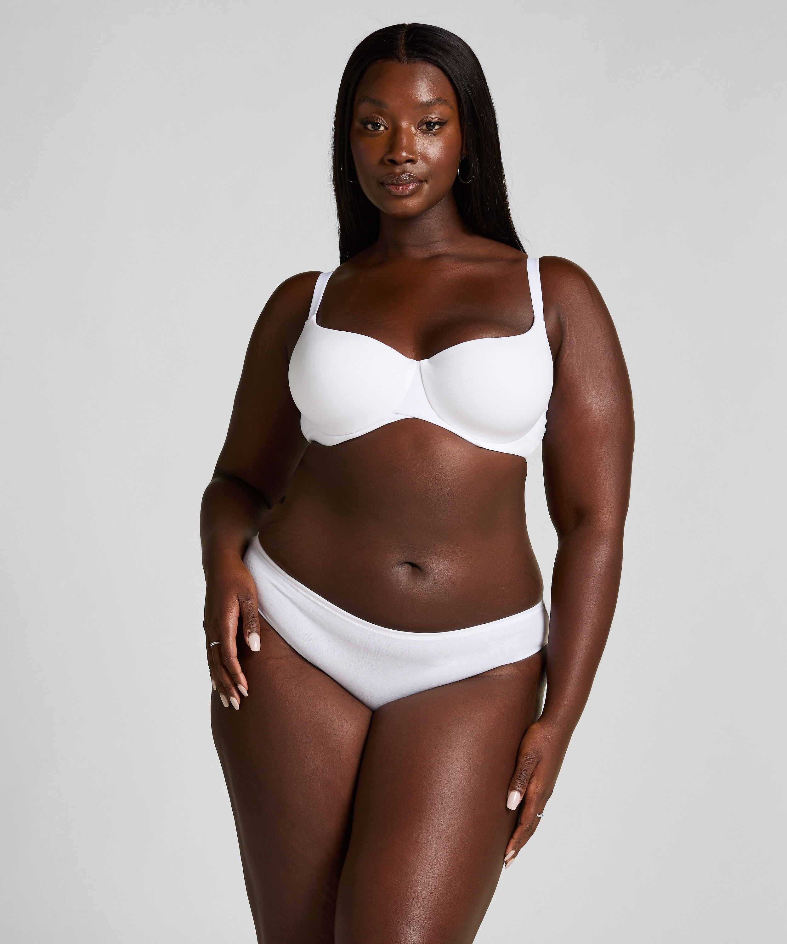 Usynlig Kira Rio, Hvit