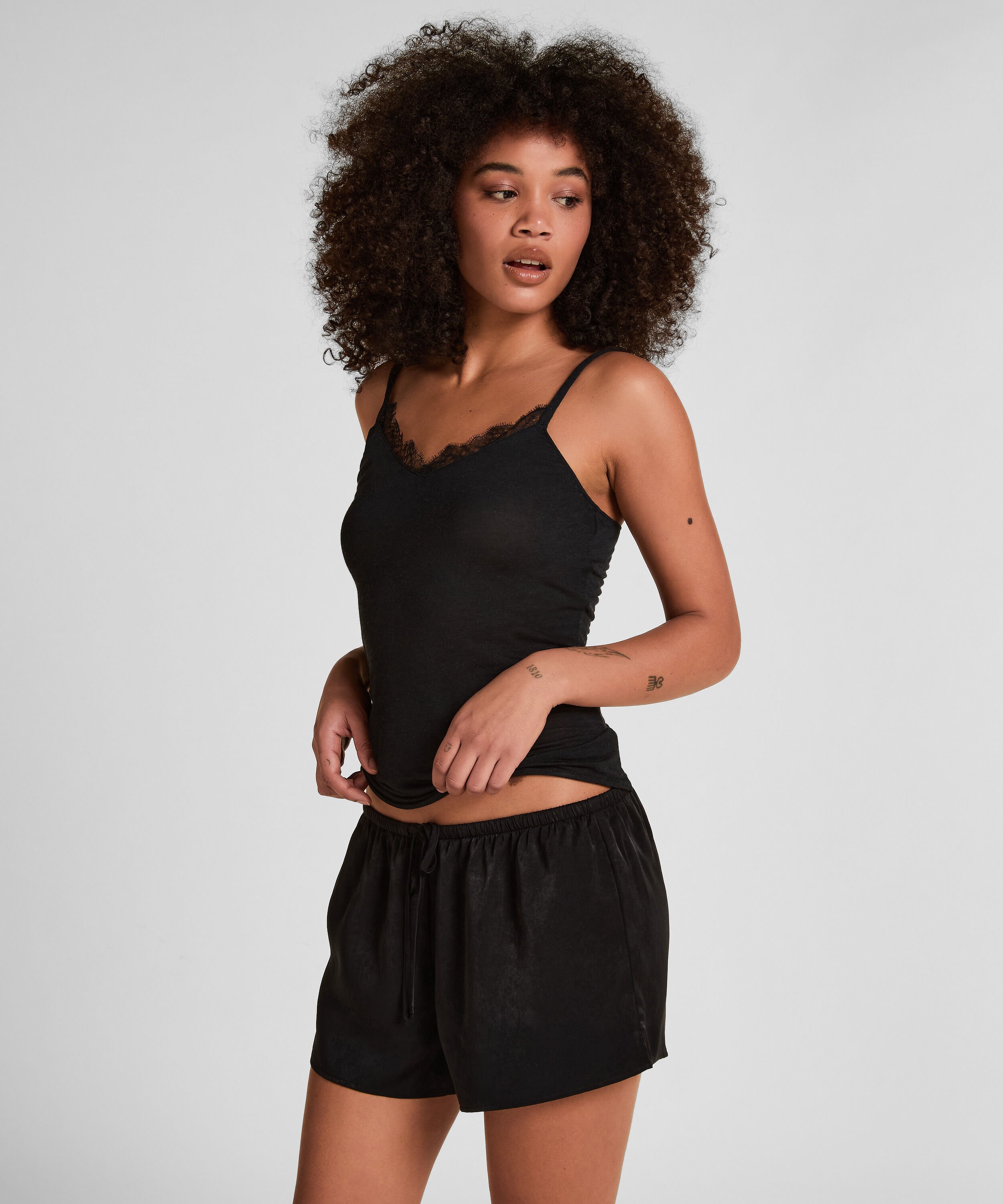 super soft V-hals cami med blonder og cashmere