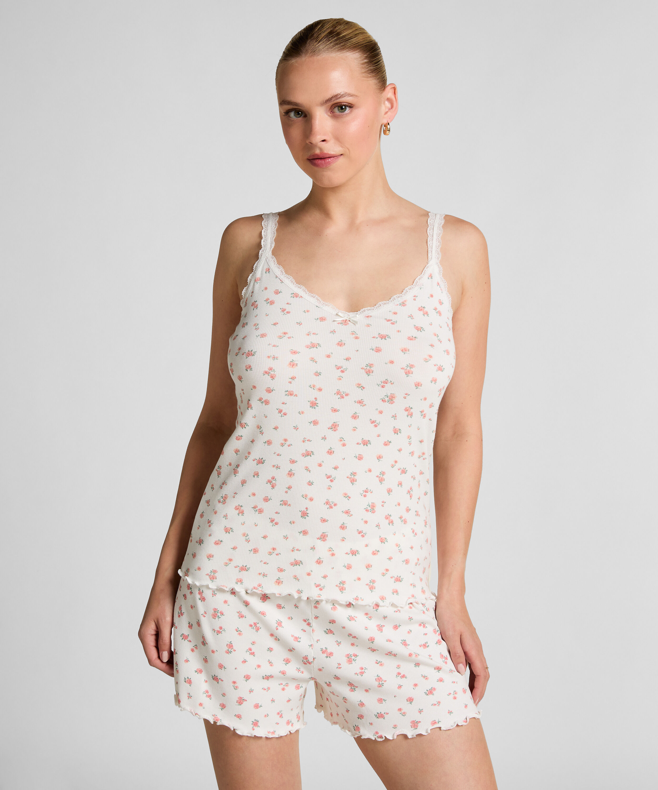 Ribbestrikket cami med blonder