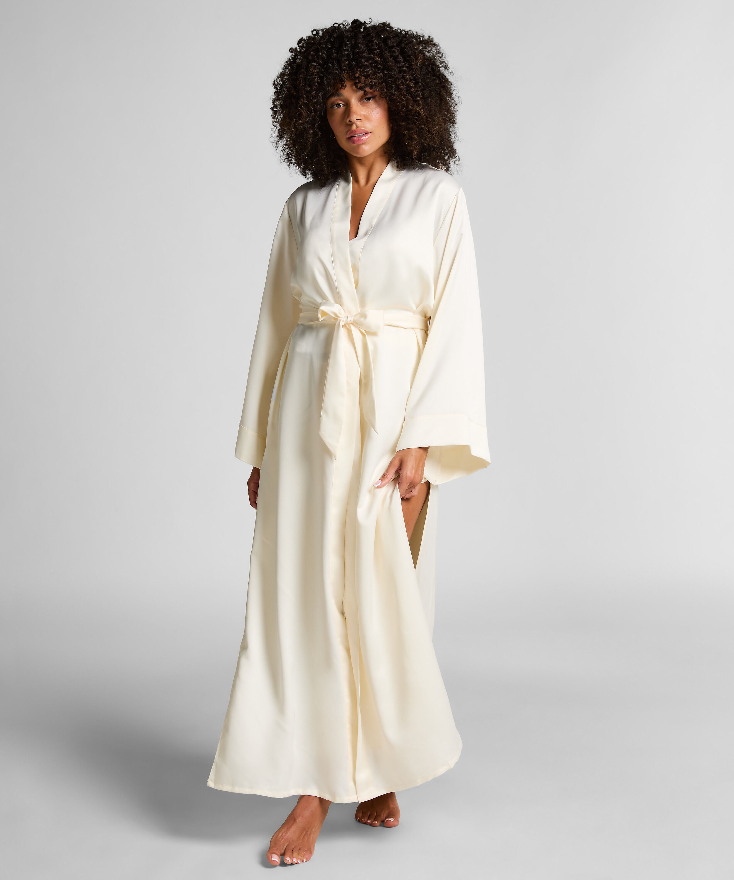 Lang kimono i sateng med blomstermotiv, Hvit