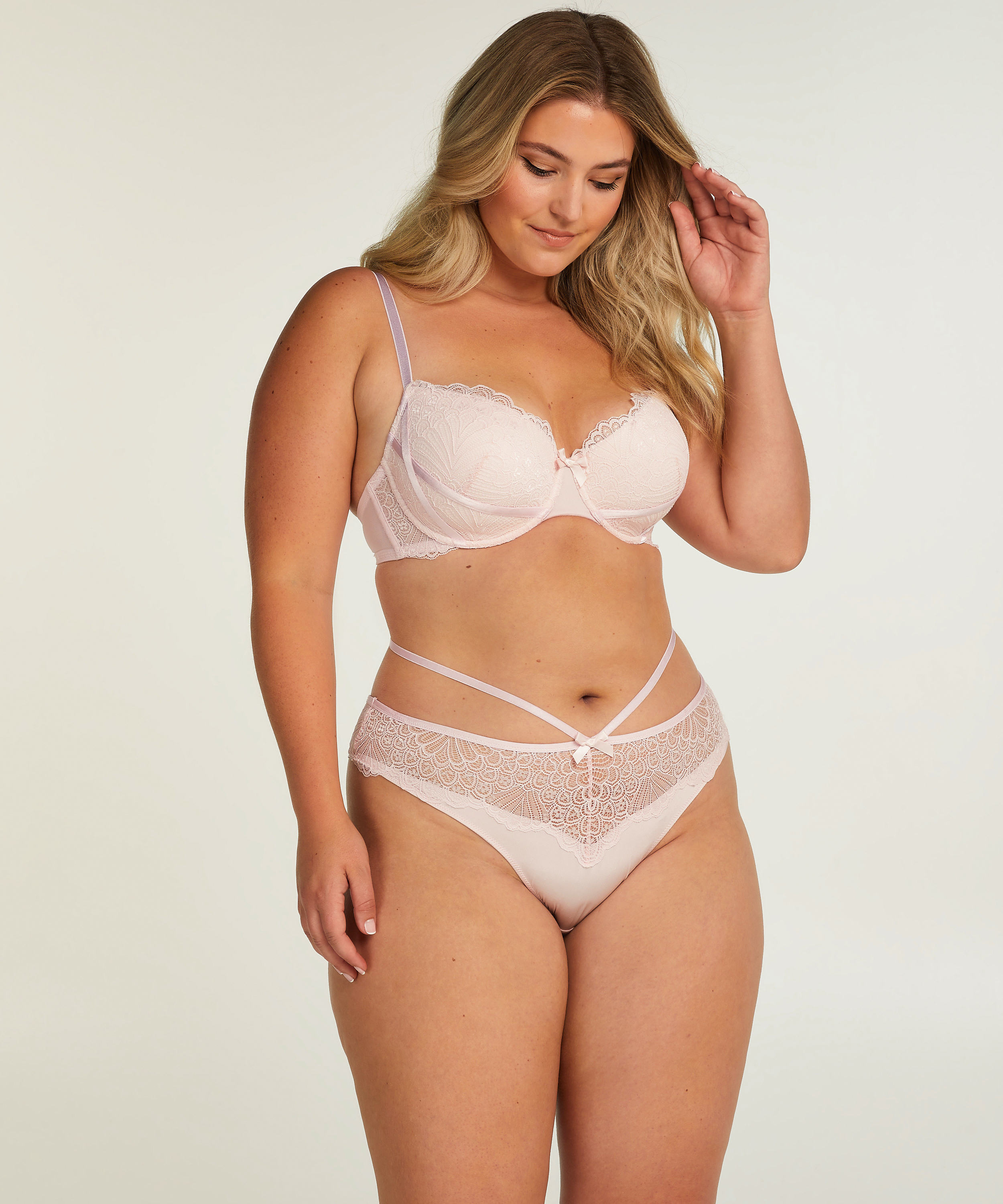 Naomi Brazilian, Rosa, main