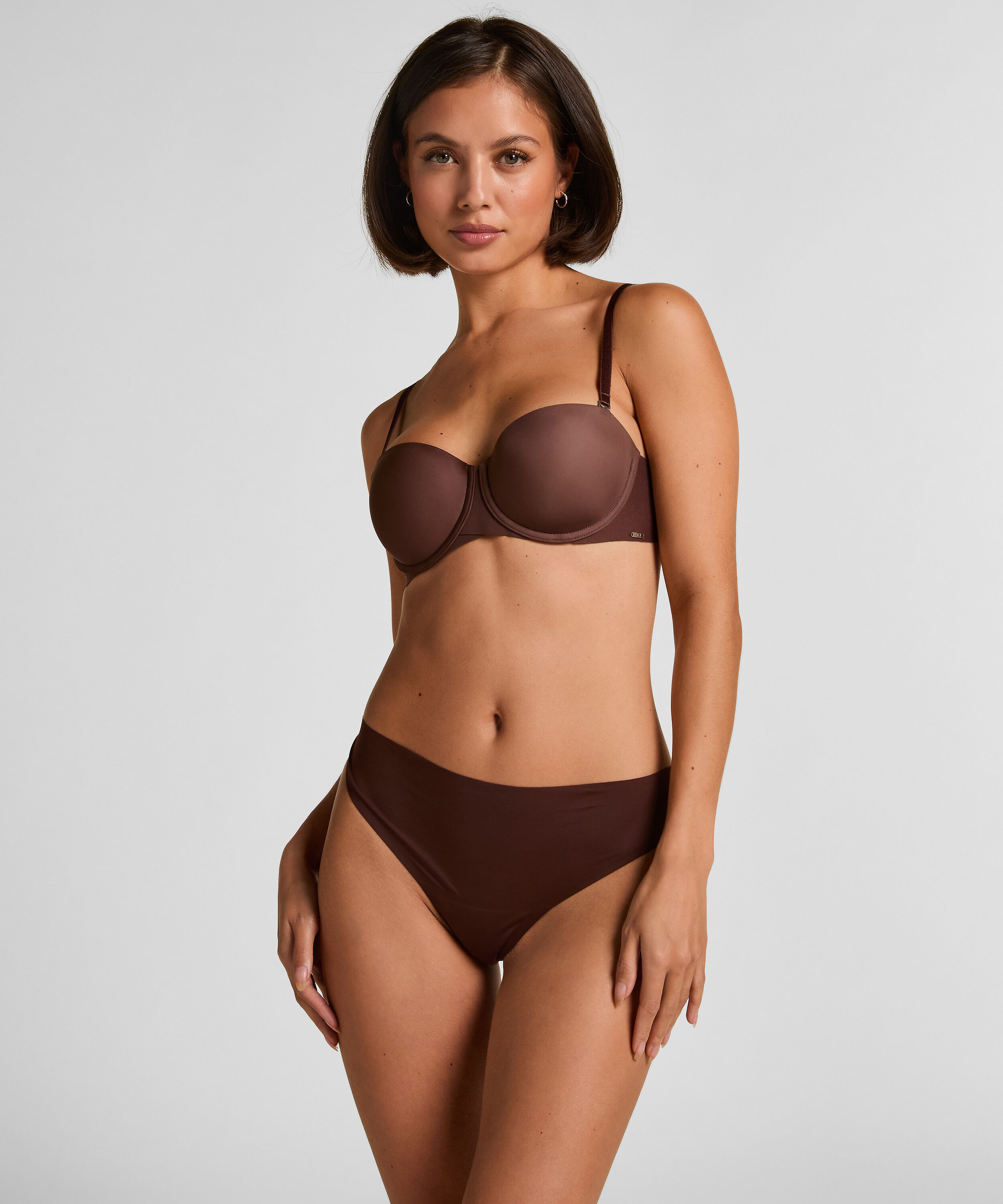 Usynlig stringtruse med høy beinskjæring, Brun