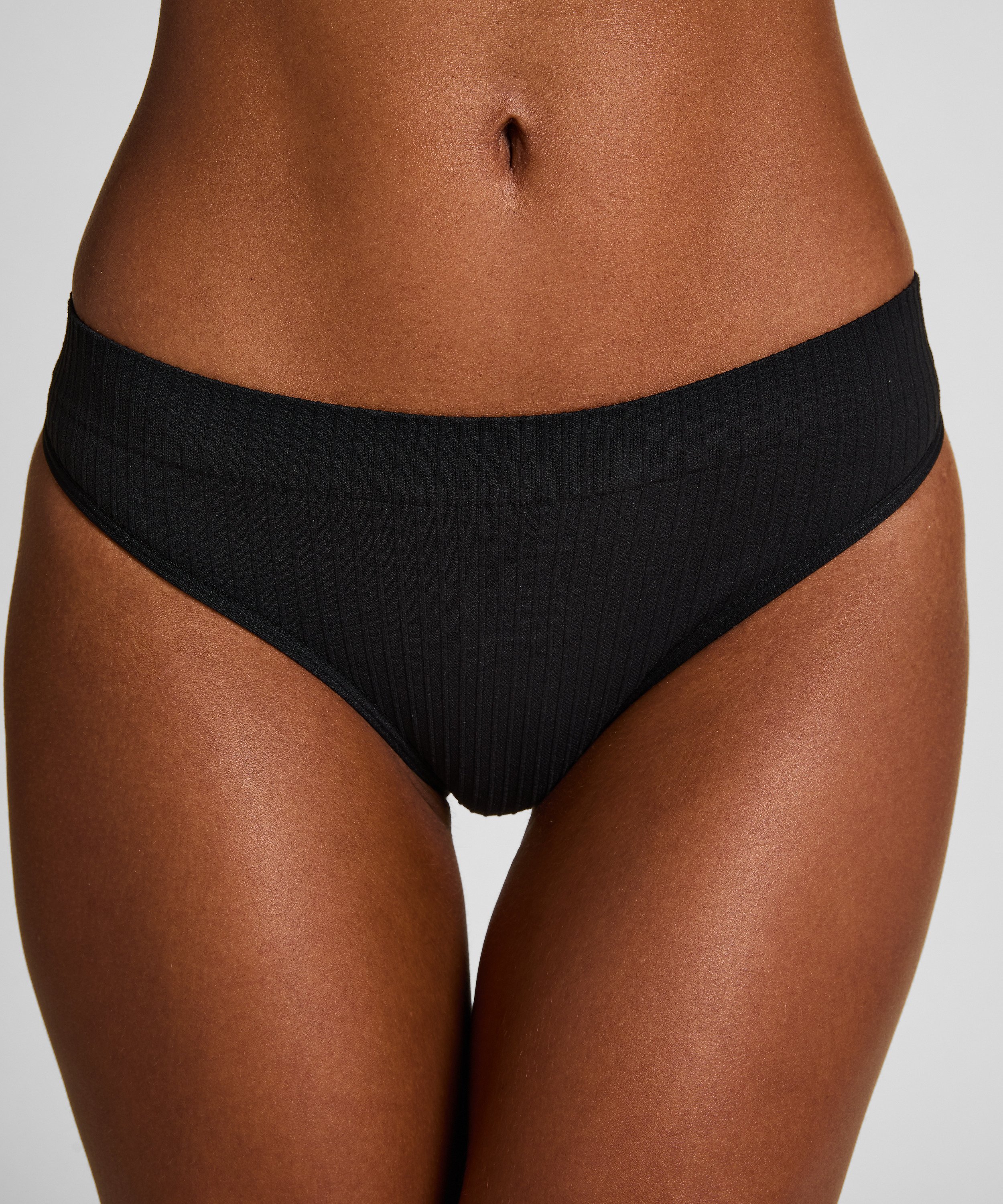 G-streng med h&oslash;y skj&aelig;ring Dianne, Svart, main