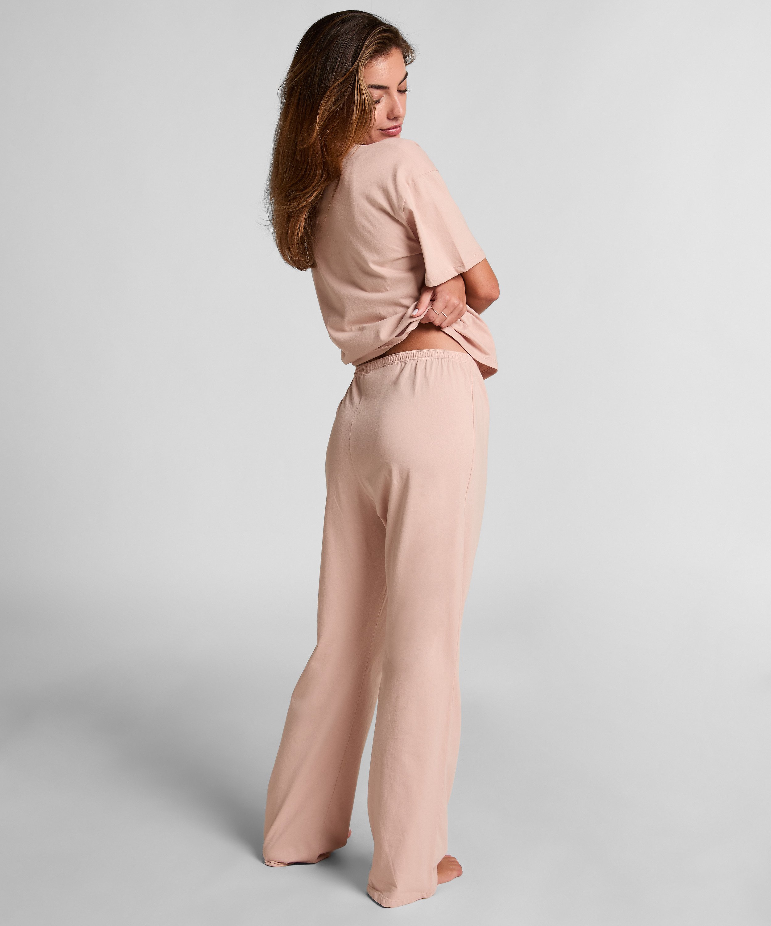 Pysjamassett, Rosa, main