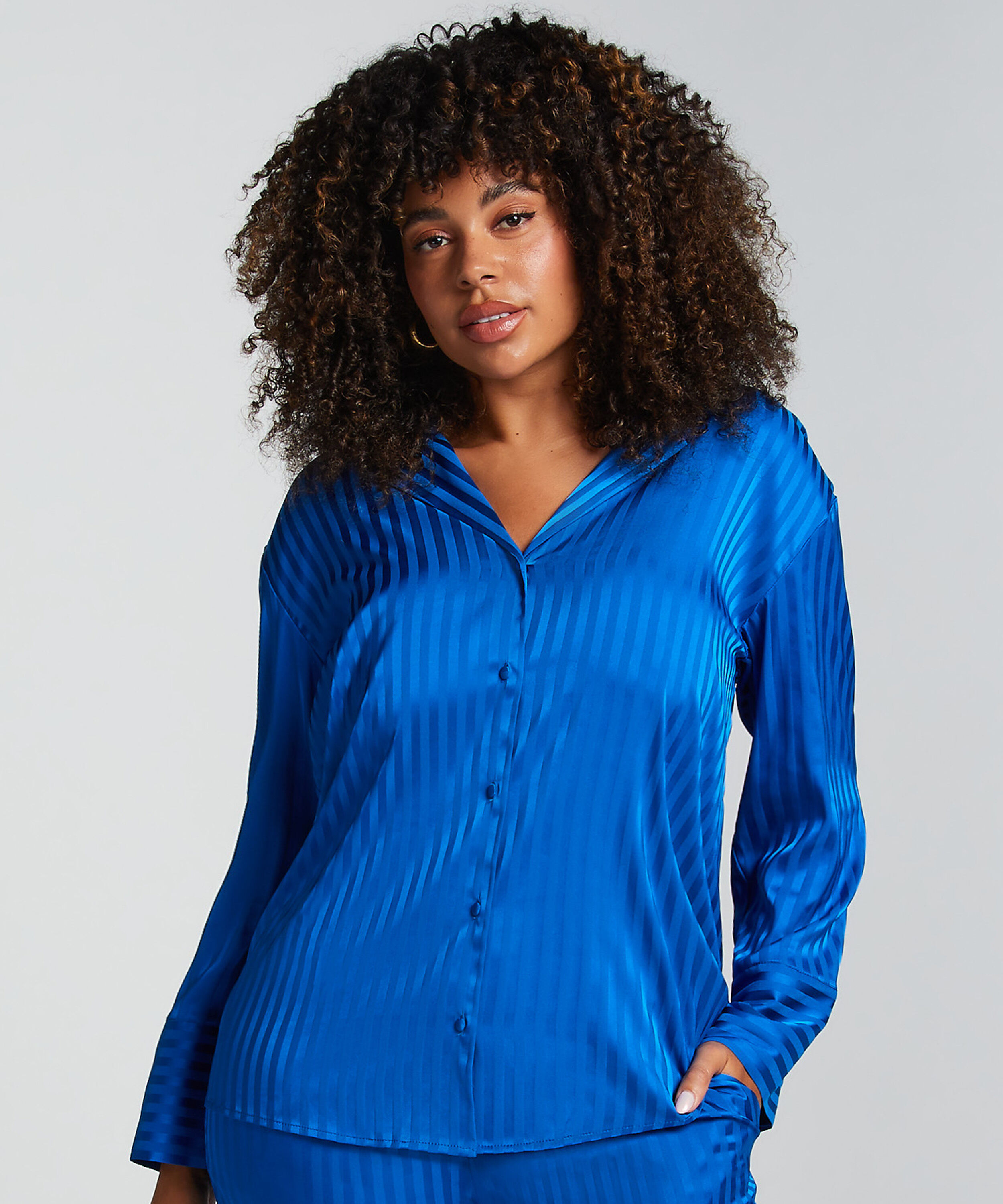 Langermet jakke i sateng, Bl&aring;