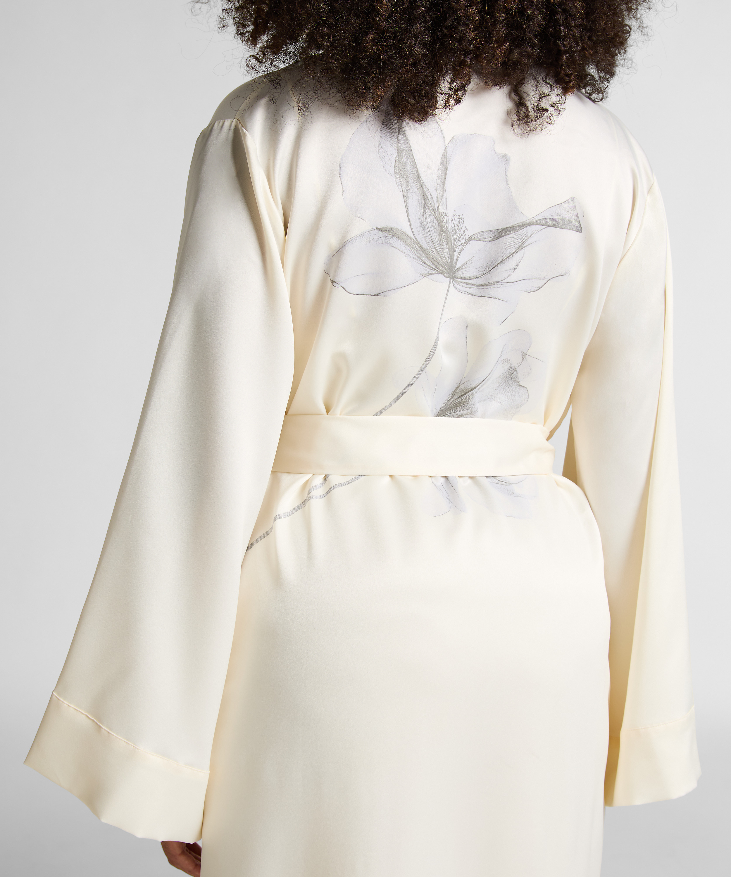 Lang kimono i sateng med blomstermotiv, Hvit, main