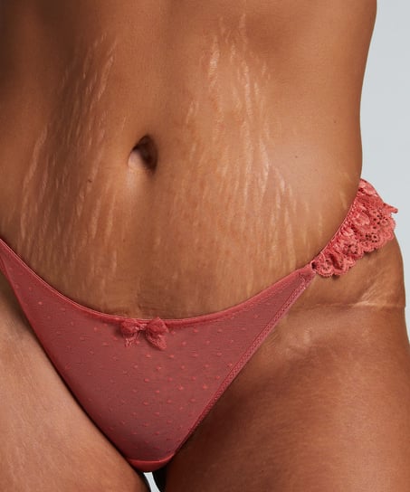 Tanga Mary, R&oslash;d