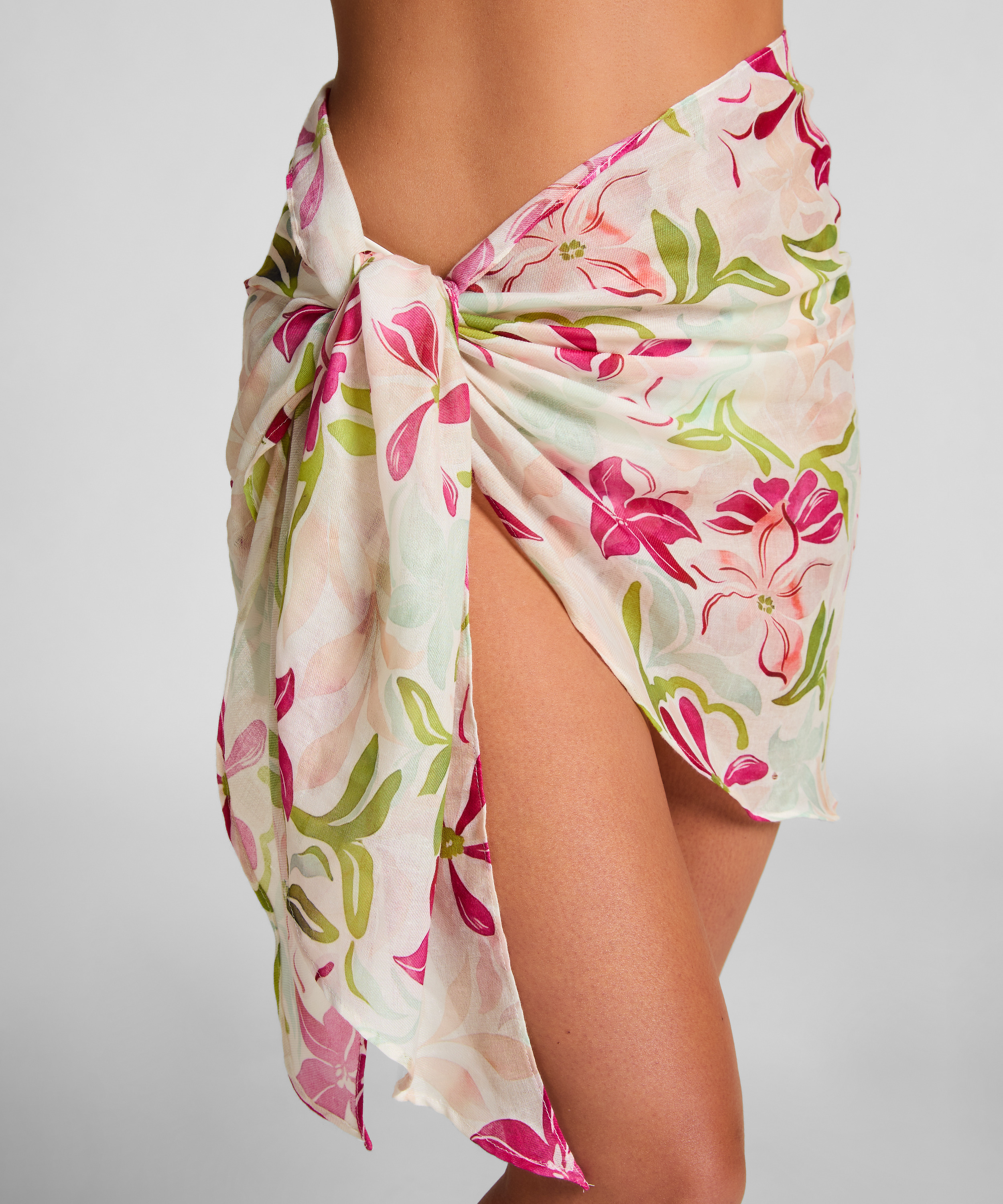 Ayanna Pareo, Rosa, main