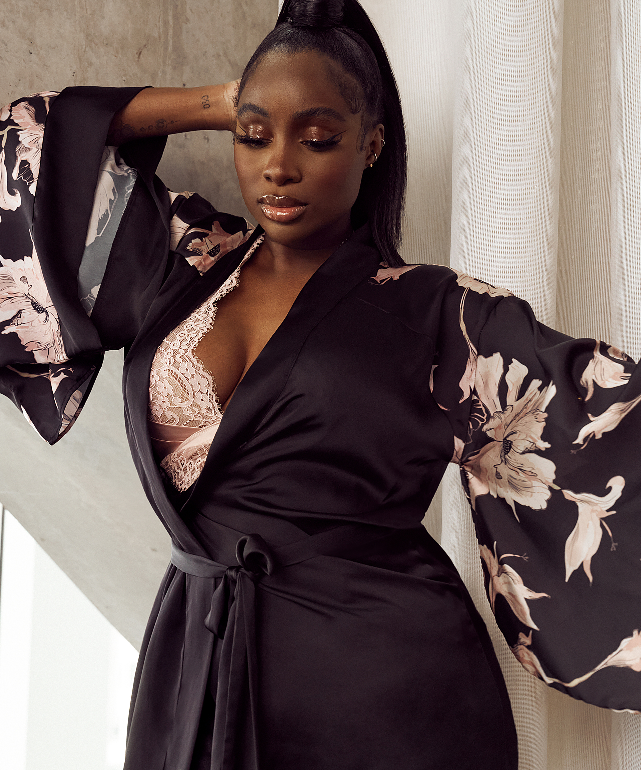 Bloom satengkimono, Svart, main