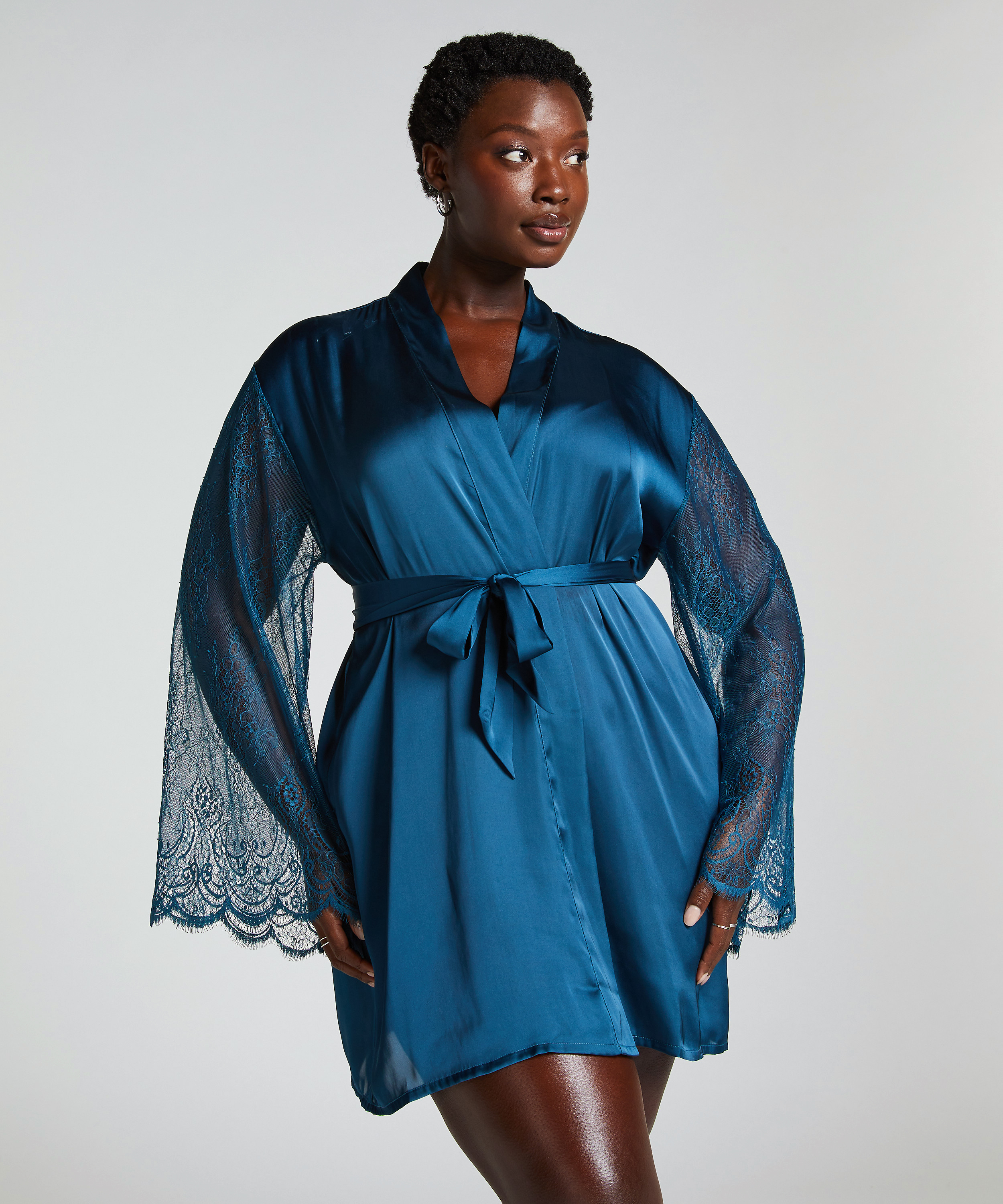 Kimono Satin, Bl&aring;, main