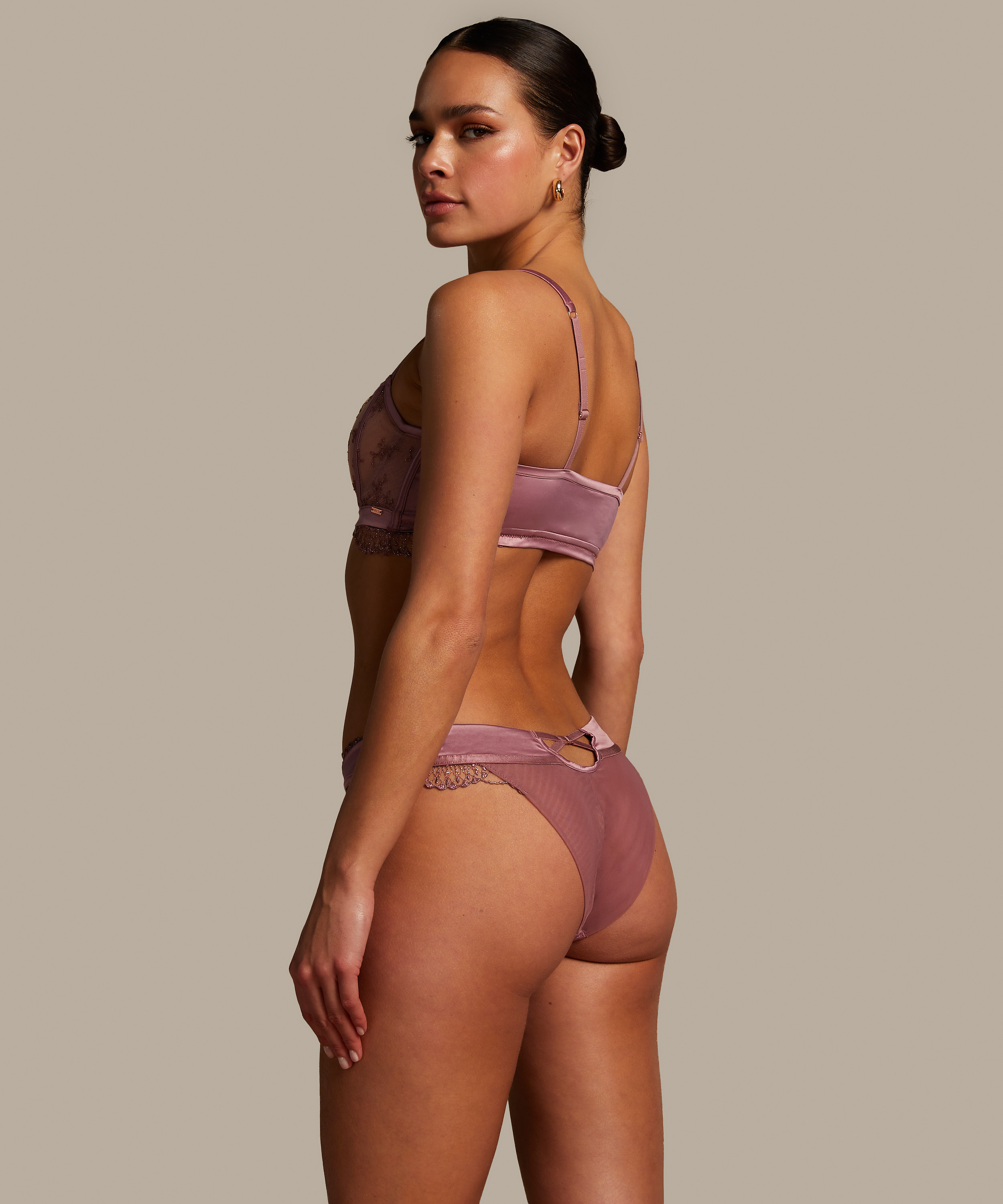 Brazilian Christine, Rosa, main