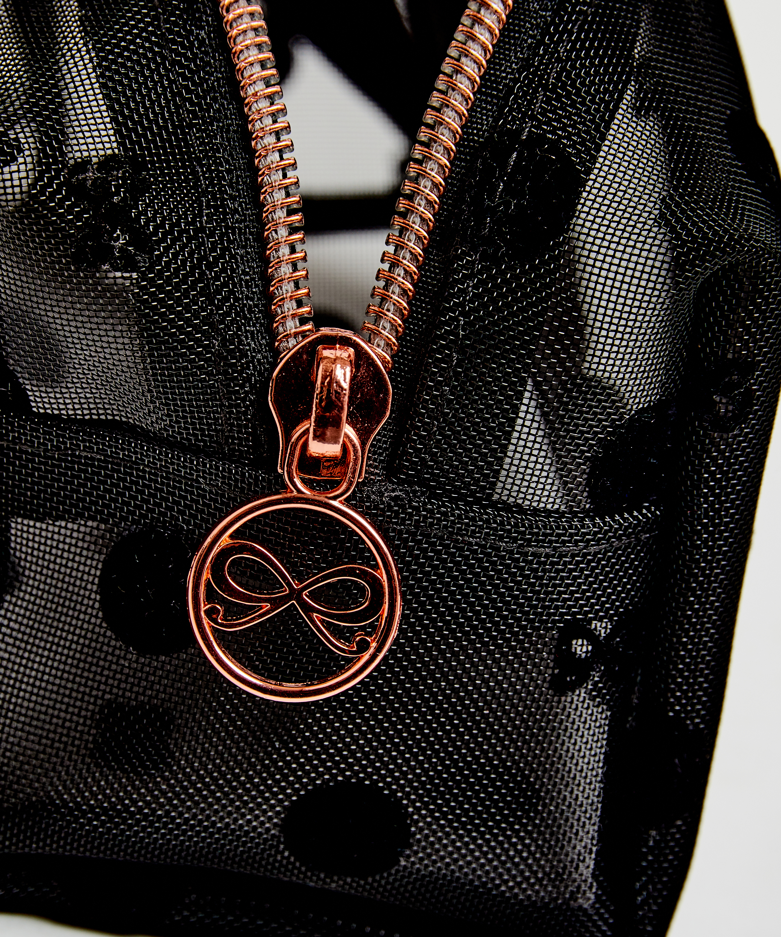 Prikkete makeupveske i mesh, Svart, main