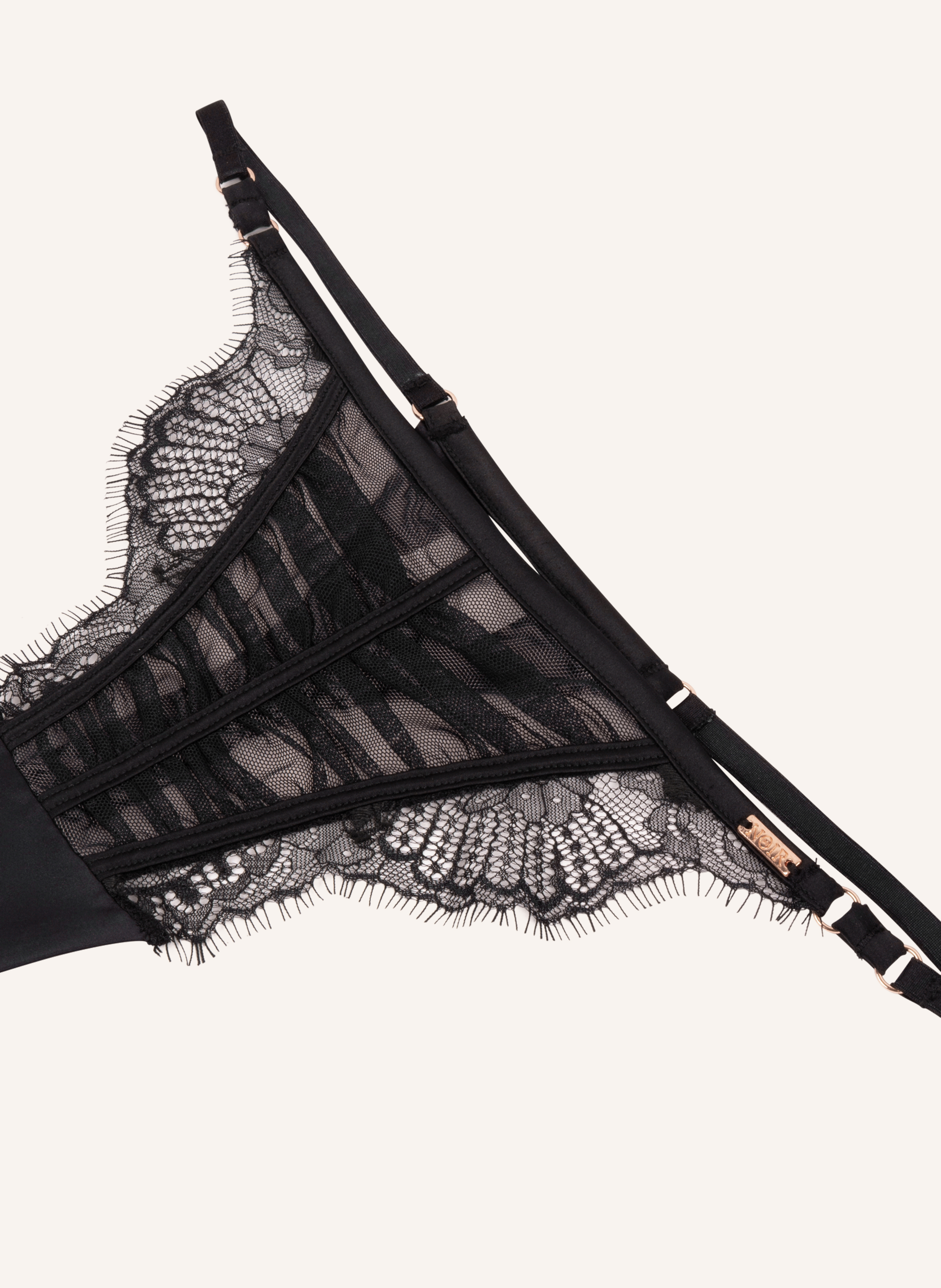 Cynthia Tanga med h&oslash;y skj&aelig;ring, Svart, main