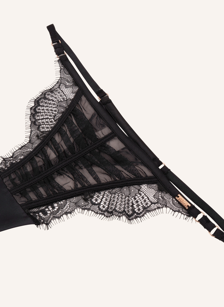 Cynthia Tanga med h&oslash;y skj&aelig;ring, Svart